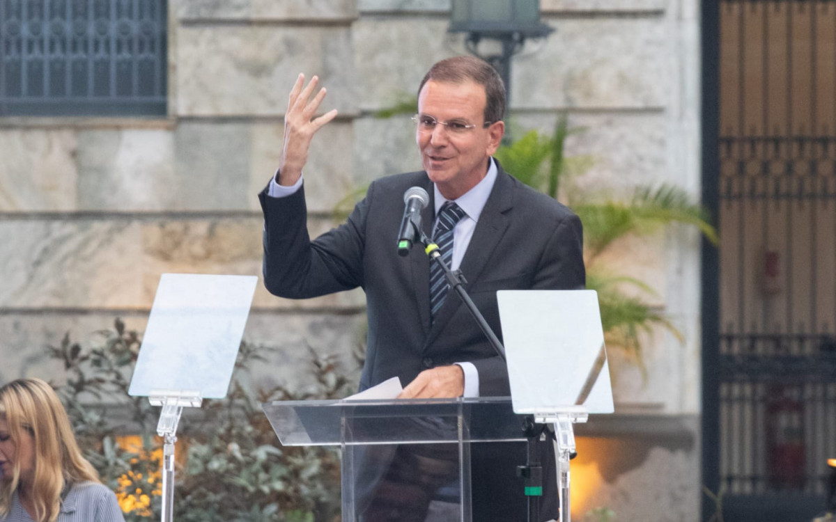 Em cerimônia no Palácio da Cidade, Eduardo Paes transmite cargo de prefeito para Eduardo Cavaliere