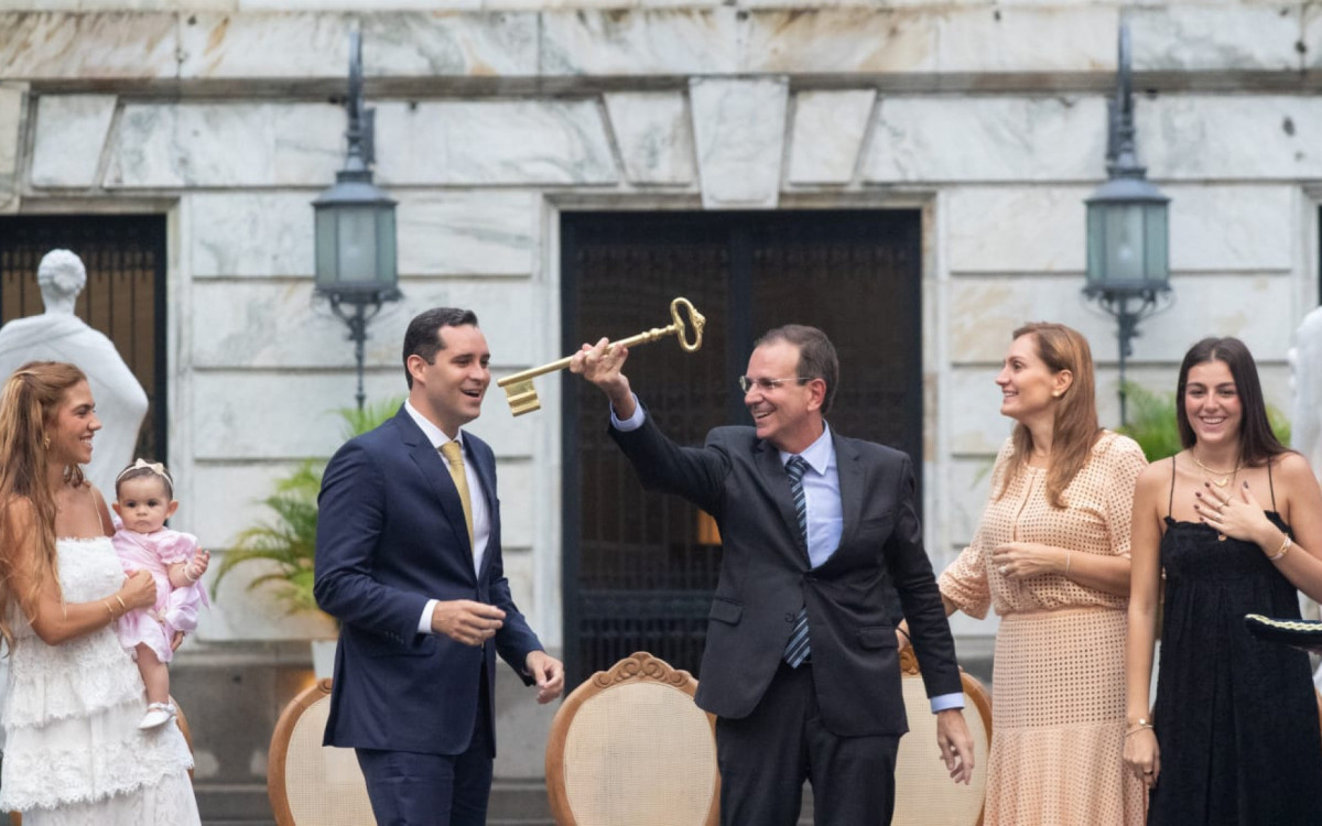 Eduardo Paes entrega chave da cidade do Rio a Eduardo Cavaliere