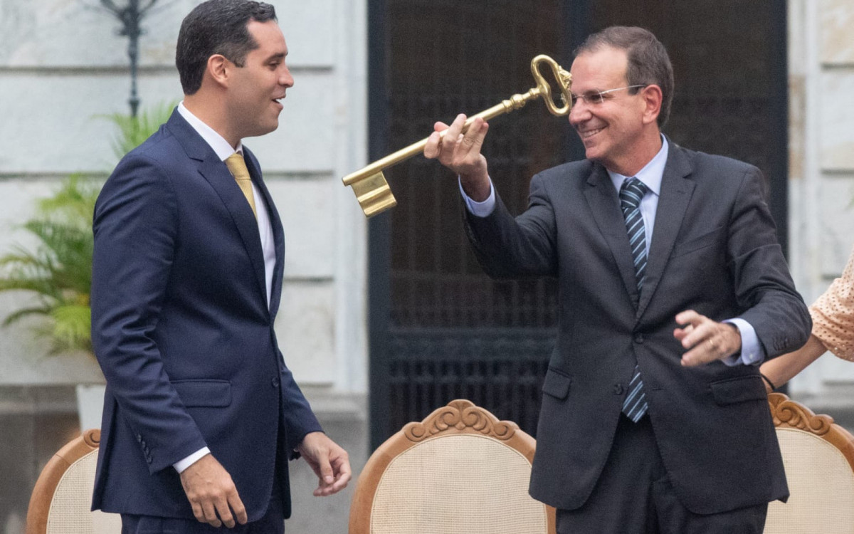 Eduardo Paes entrega chave da cidade do Rio a Eduardo Cavaliere
