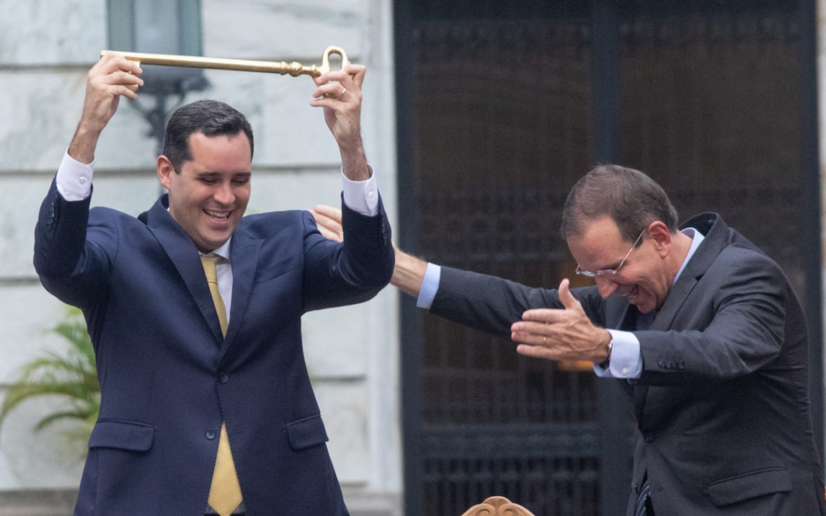 Eduardo Paes entrega chave da cidade do Rio a Eduardo Cavaliere