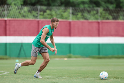 John Kennedy não participa de treino e pode ser substituído por Castillo contra o Atlético-MG