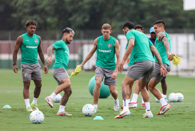 John Kennedy volta a treinar neste sexta-feira e deve ser opção contra o Atlético-MG