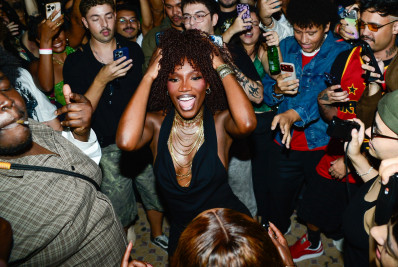 Atração do Lollapalooza, Doechii curte festa com fãs em São Paulo