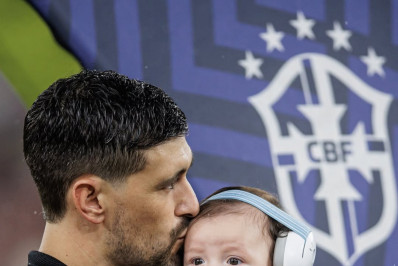 Arrascaeta se emociona ao realizar sonho com filho: 'Nunca vou esquecer'