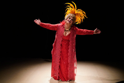 Volta Redonda recebe espetáculo premiado ‘Nasci pra ser Dercy’ quarta-feira (25) no Teatro da Fevre 