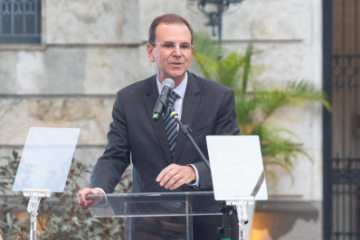 Pré-candidato a governador, Paes renuncia e Cavaliere assume a Prefeitura