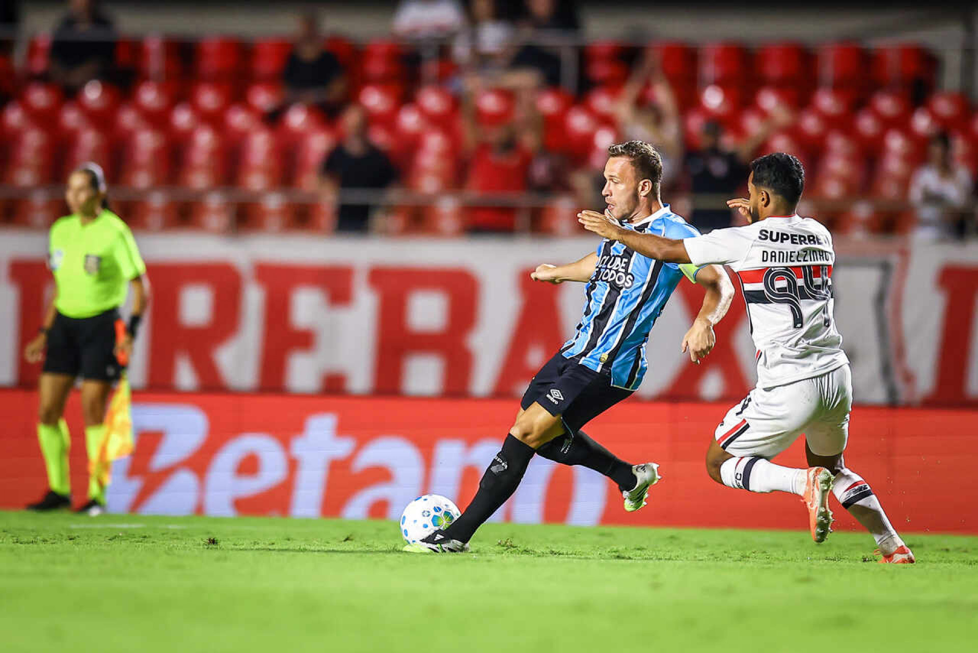 Gr&ecirc;mio inicia negocia&ccedil;&otilde;es para renovar com titulares e prioriza perman&ecirc;ncia de Arthur