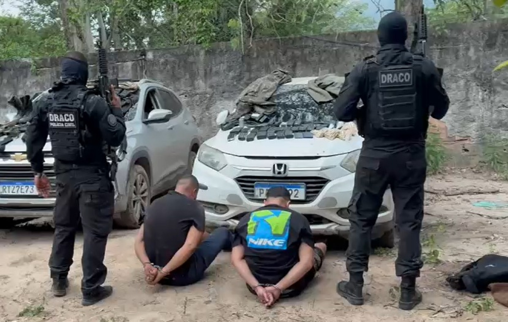 Dupla foi encontrada com forte armamento, incluindo fuzis, rádios comunicadores e centenas de munições - Reprodução / Polícia Civil