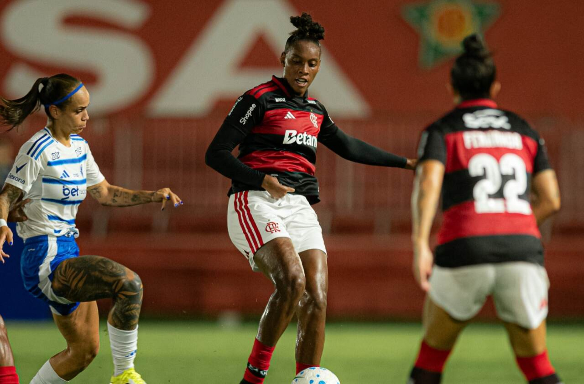Invictos, Flamengo e Cruzeiro empatam pelo Brasileir&atilde;o Feminino