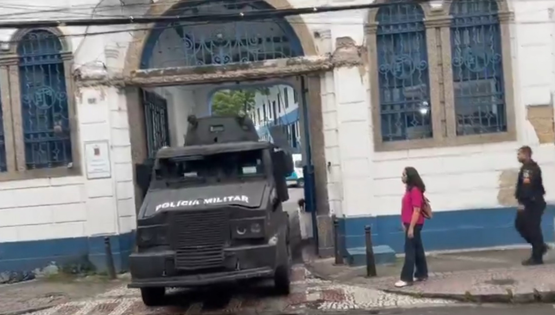 Ve&iacute;culo blindado saindo para a opera&ccedil;&atilde;o na comunidade