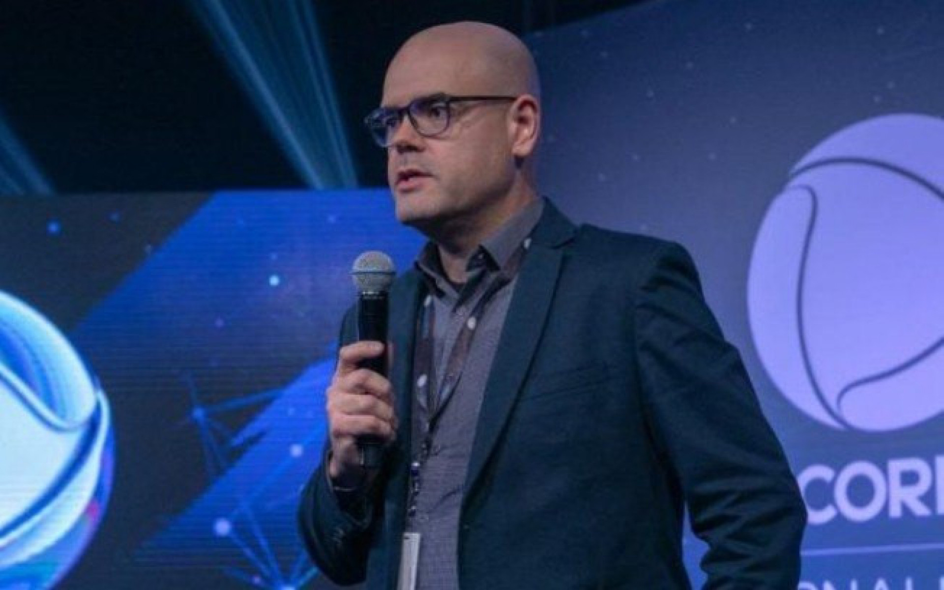 Thiago Contreira deixou o cargo de diretor de jornalismo da Record nesta sexta-feira (20)