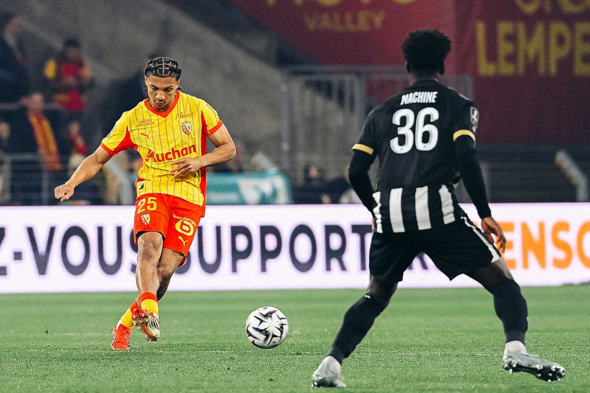 Lens goleia o Angers e assume provisoriamente a lideran&ccedil;a do Franc&ecirc;s