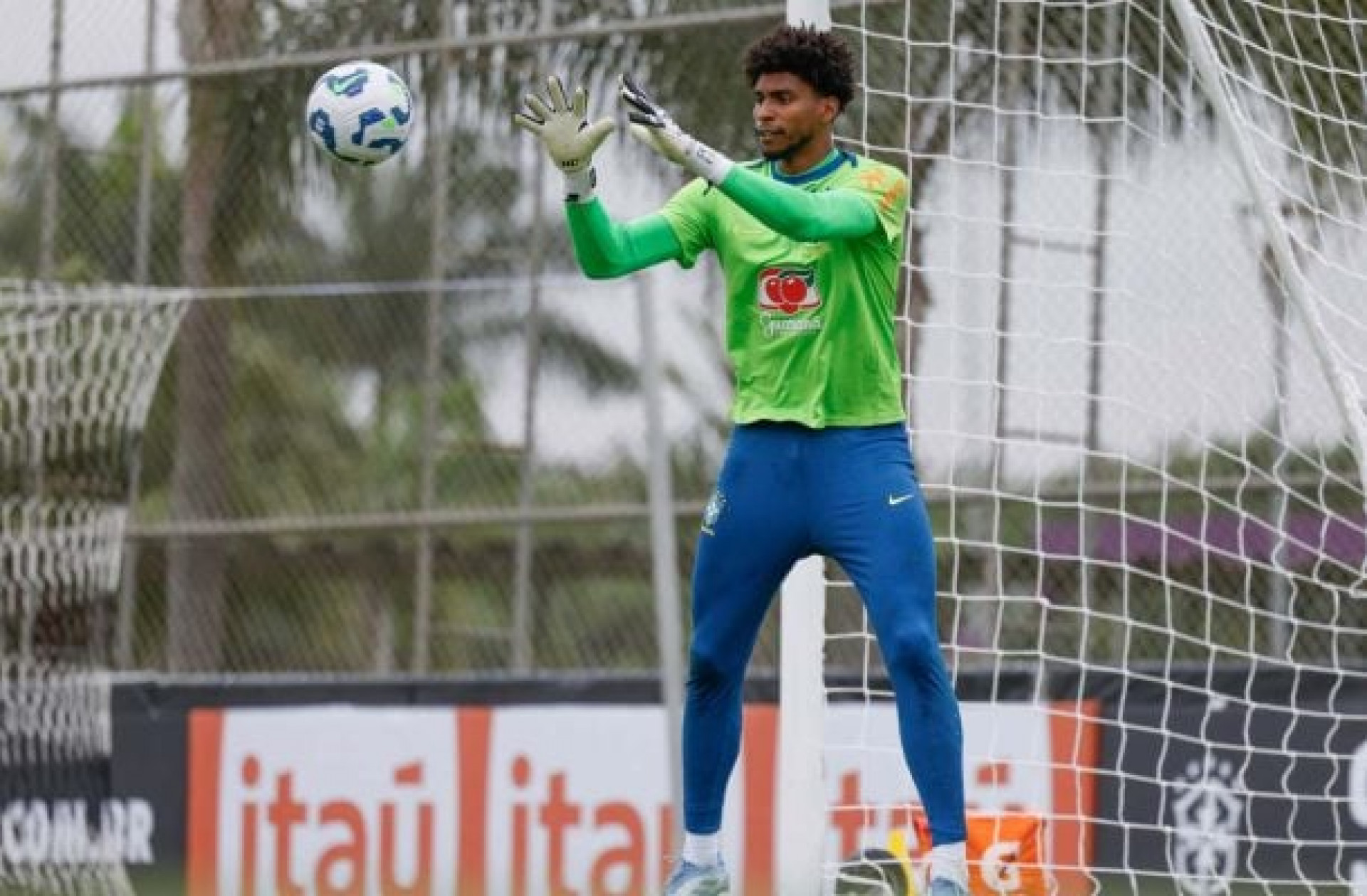Alisson &eacute; cortado e Hugo Souza &eacute; convocado pela Sele&ccedil;&atilde;o Brasileira