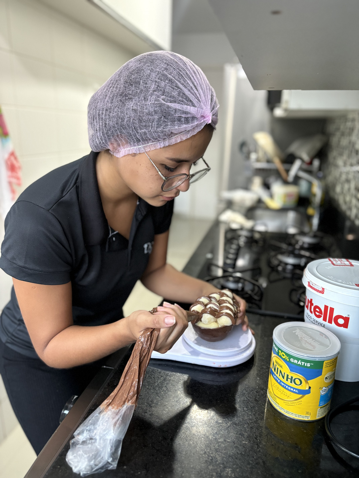 Para Jessica Melo, mais do que o preço, o que pesa na decisão do consumidor é a experiência completa - Reprodução/ aquivo pessoal/ Doce Melo Confeitaria