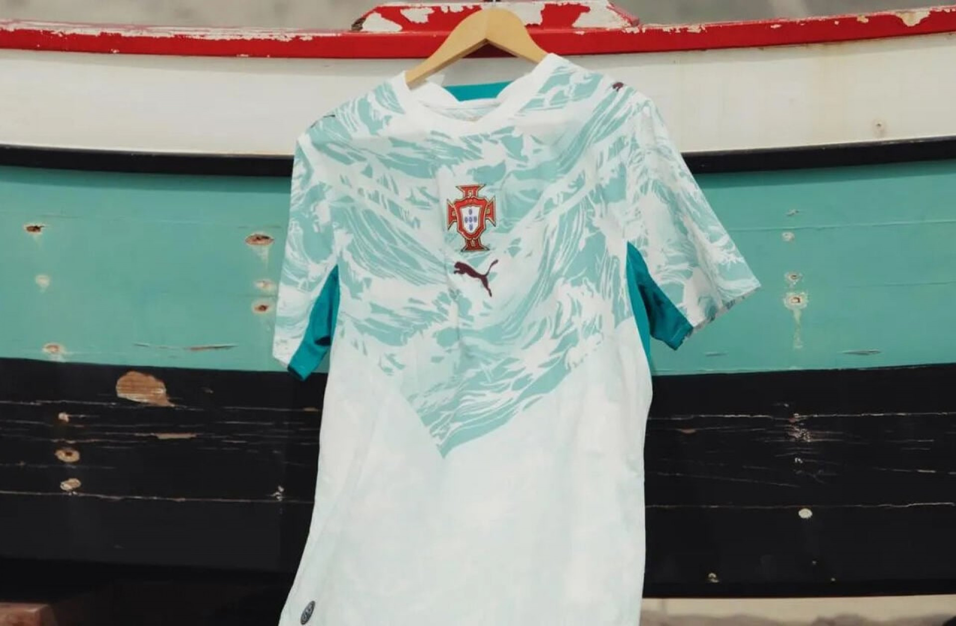 Portugal revela nova camisa alternativa com inspira&ccedil;&atilde;o mar&iacute;tima