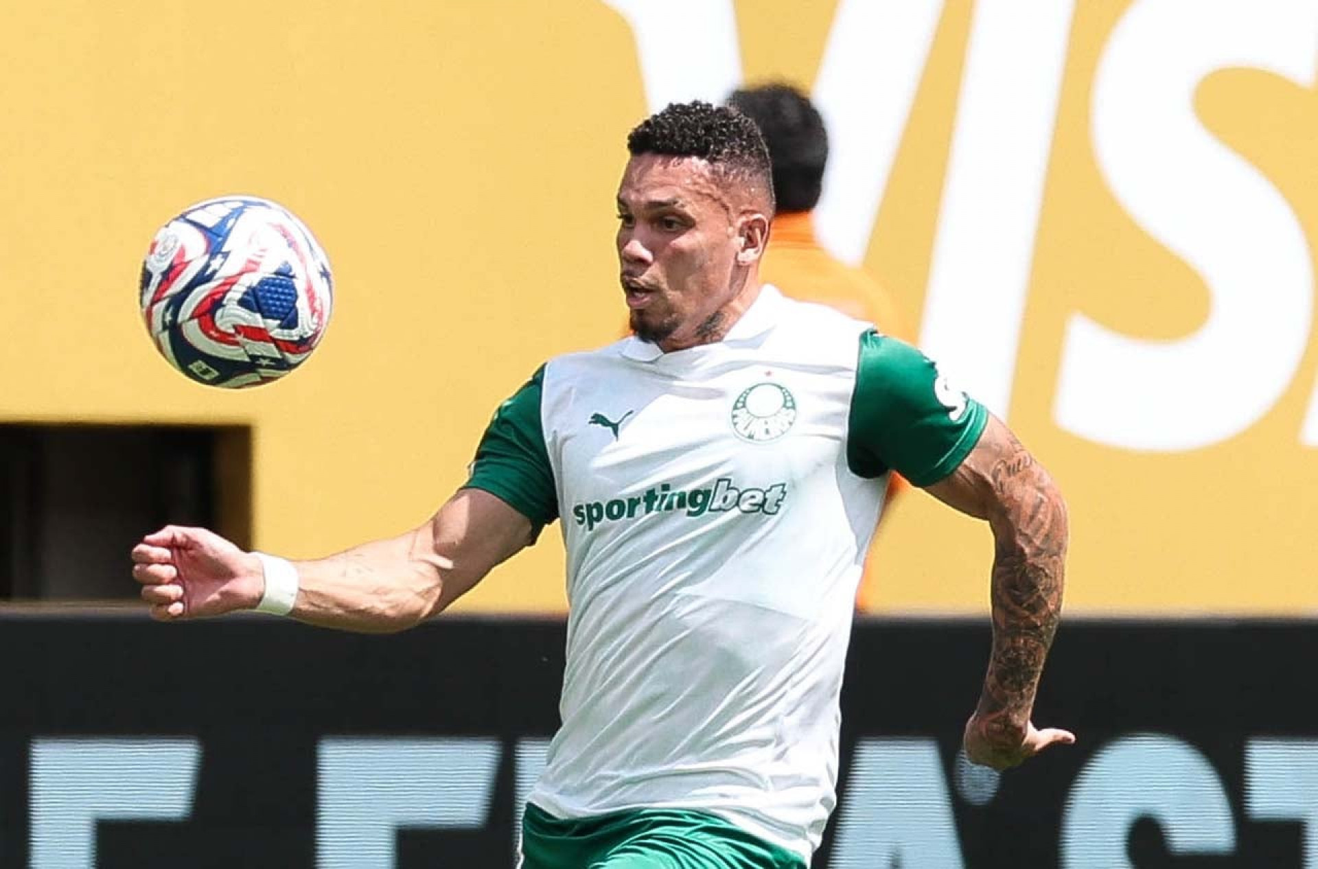 Paulinho ainda sente inc&ocirc;modo, mas evolu&ccedil;&atilde;o anima Palmeiras por retorno