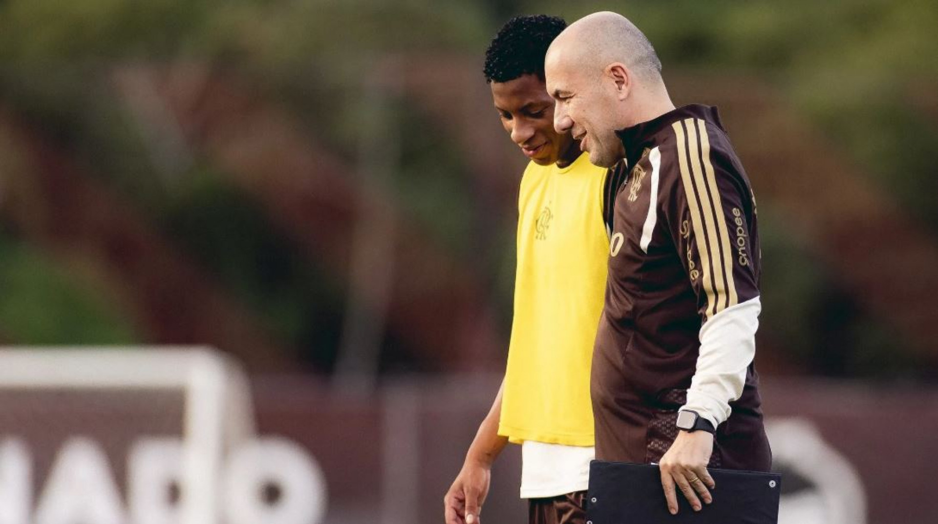 Leonardo Jardim conversa com Gonzalo Plata em dia de treino no Flamengo - Adriano Fontes/Flamengo