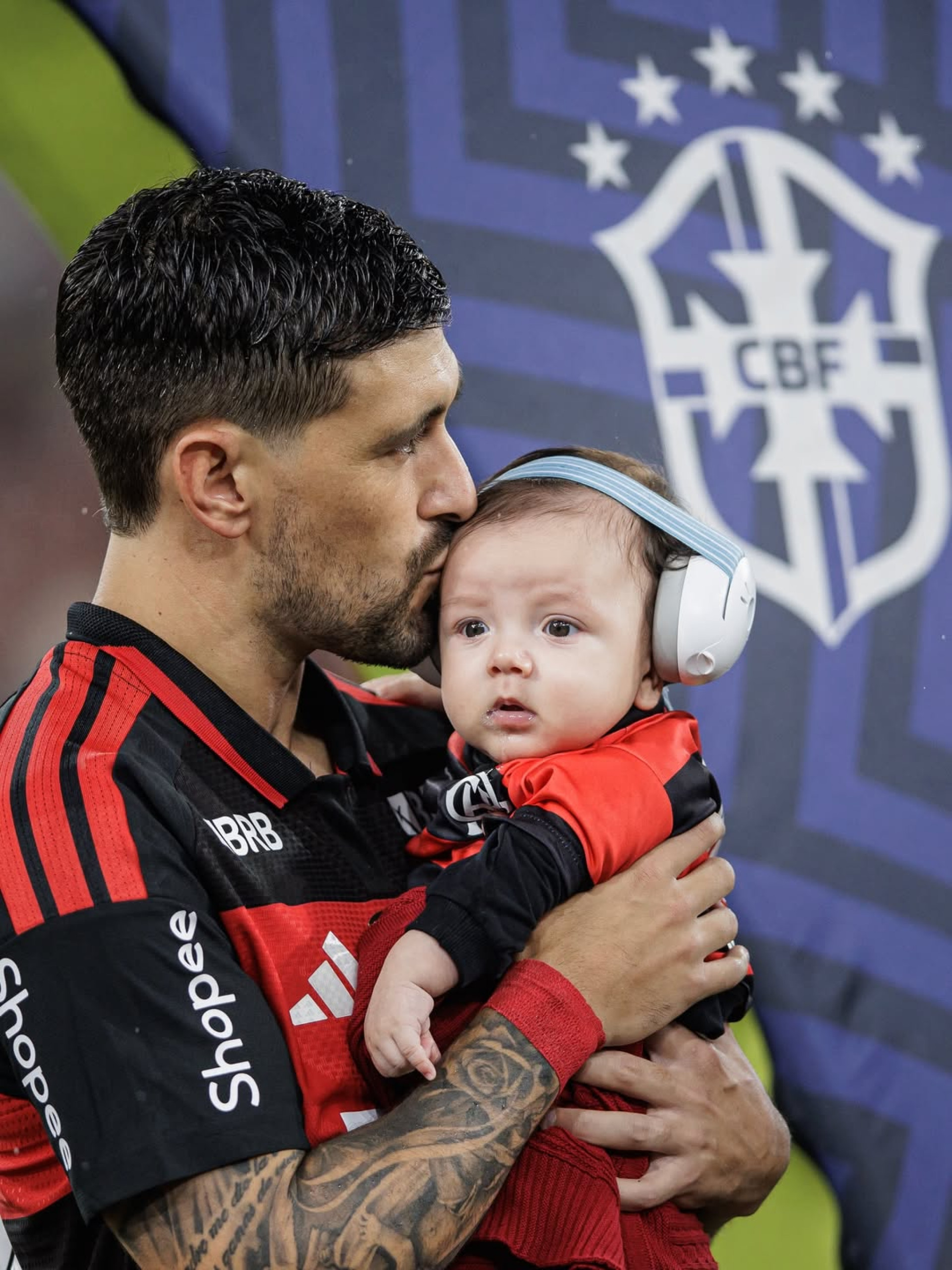 Arrascaeta se emociona ao entrar no Maracanã com o filho - Reprodução / Instagram