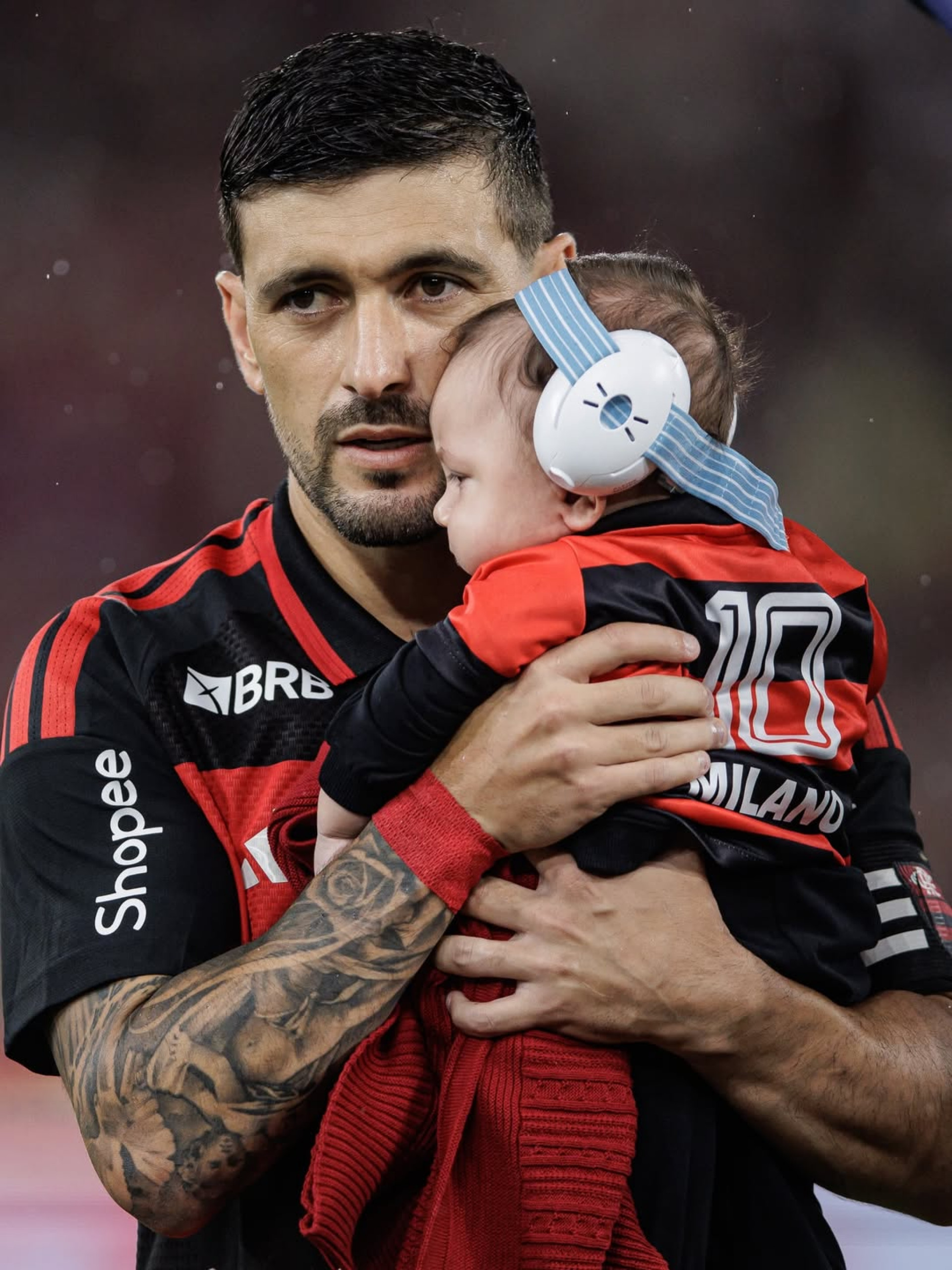 Arrascaeta se emociona ao entrar no Maracanã com o filho - Reprodução / Instagram
