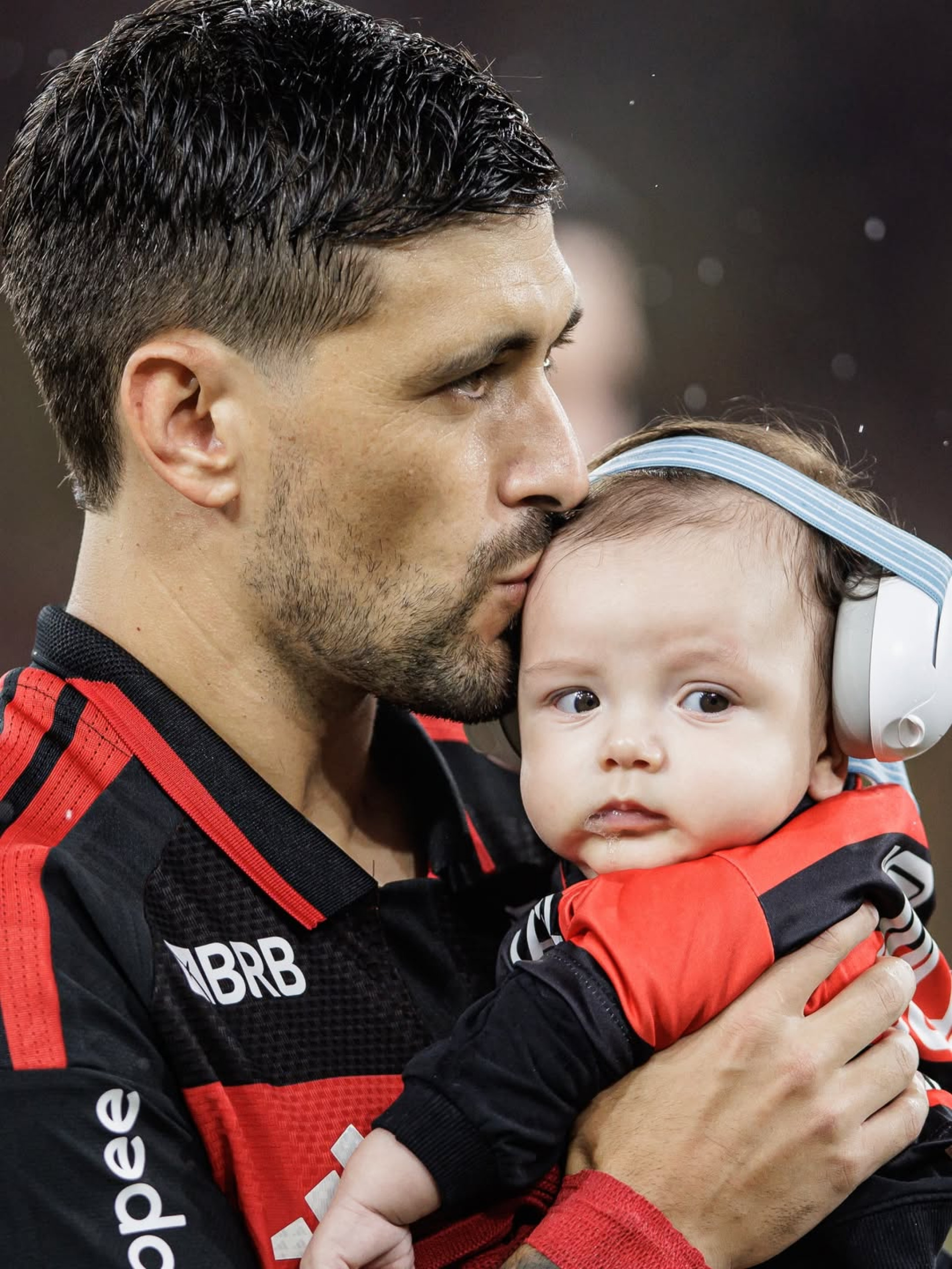 Arrascaeta se emociona ao entrar no Maracanã com o filho - Reprodução / Instagram