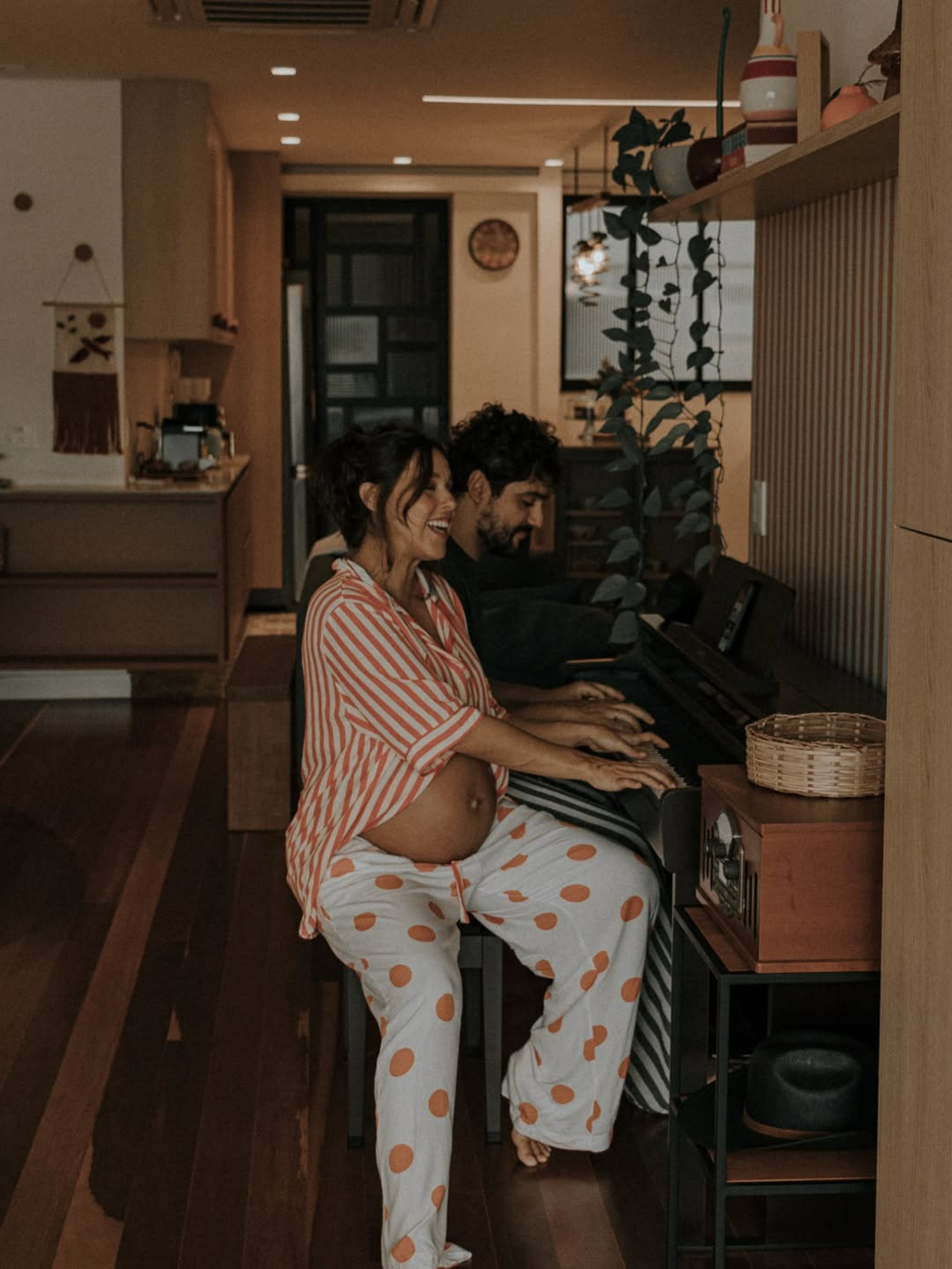 Thati Lopes posa para ensaio gestante com o marido - Reprodução / Instagram