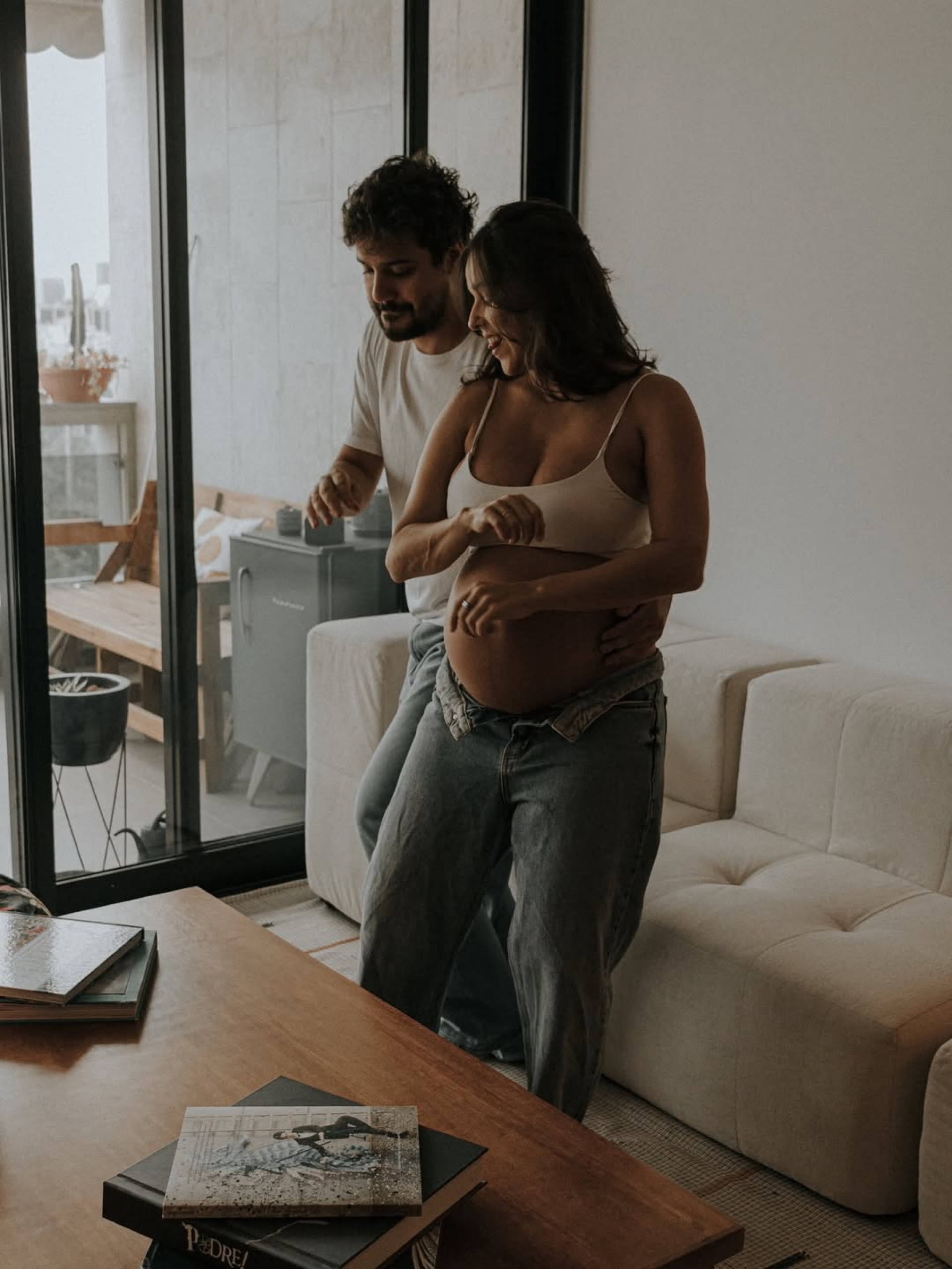 Thati Lopes posa para ensaio gestante com o marido - Reprodução / Instagram