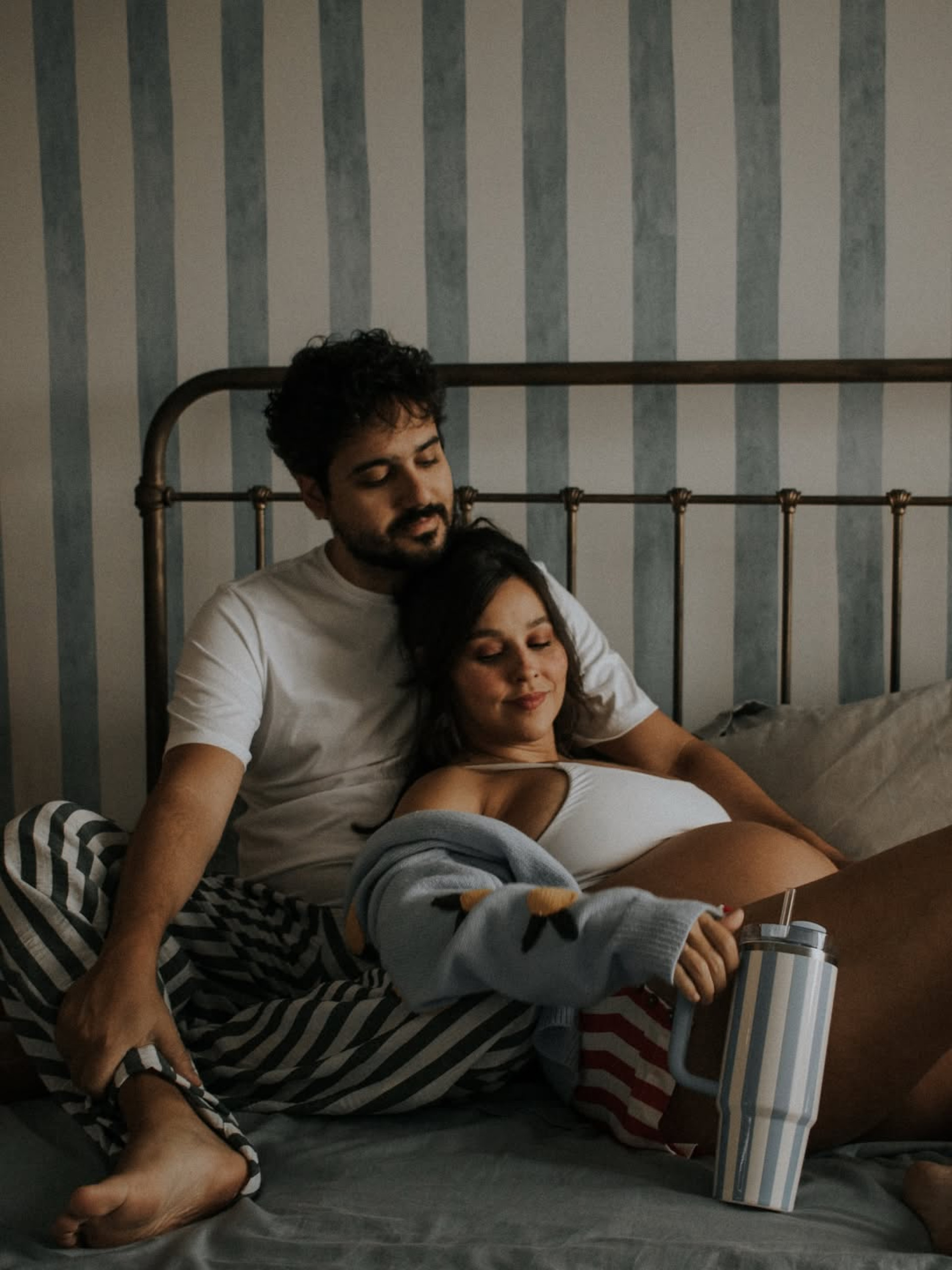 Thati Lopes posa para ensaio gestante com o marido - Reprodução / Instagram