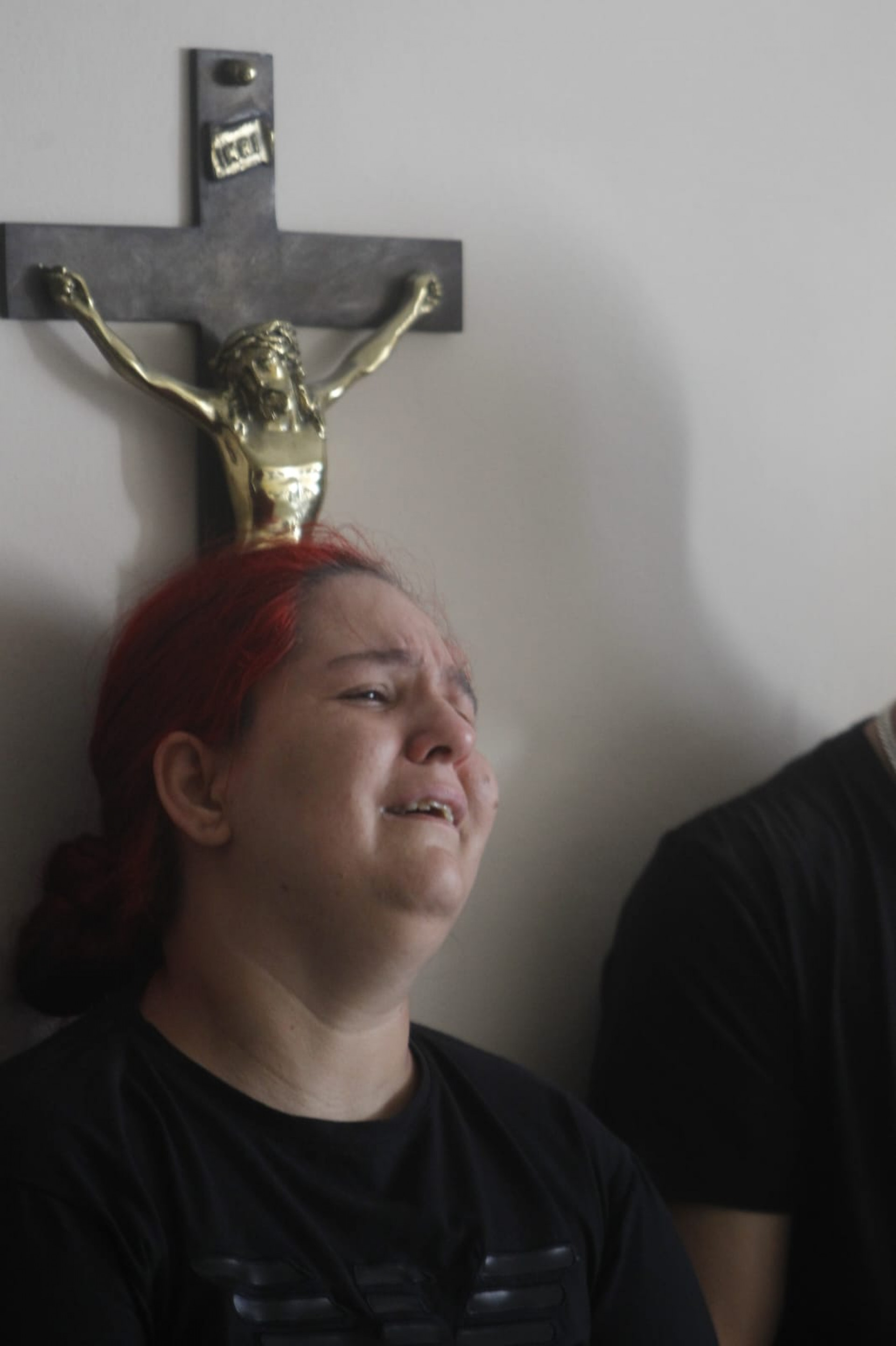Viúva de Leandro Silva, morador do Morro dos Prazeres, ficou muito emocionada durante o velório - Reginaldo Pimenta/Agência O DIA
