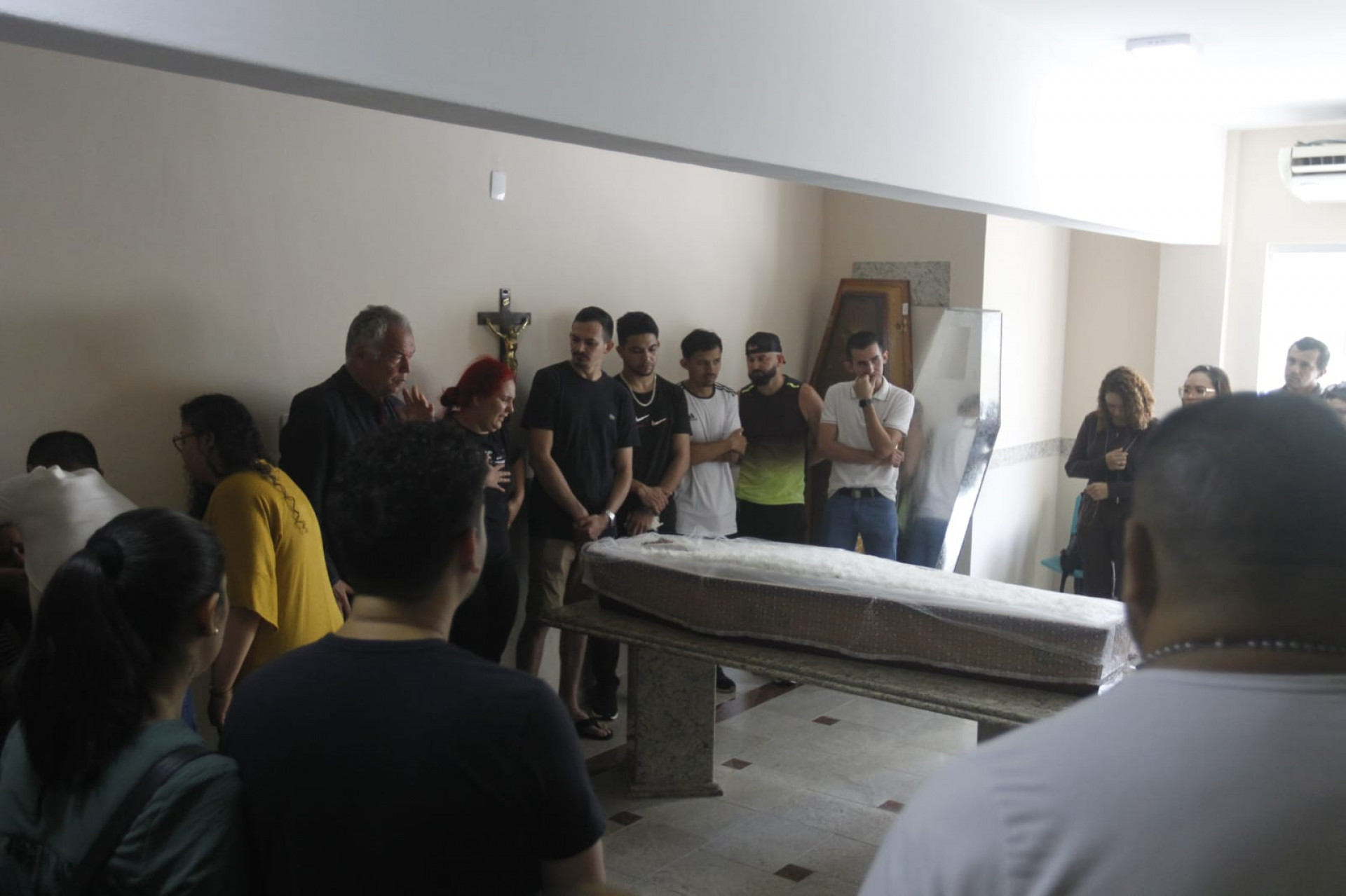 Viúva de Leandro Silva, morador do Morro dos Prazeres, ficou muito emocionada durante o velório - Reginaldo Pimenta/Agência O DIA