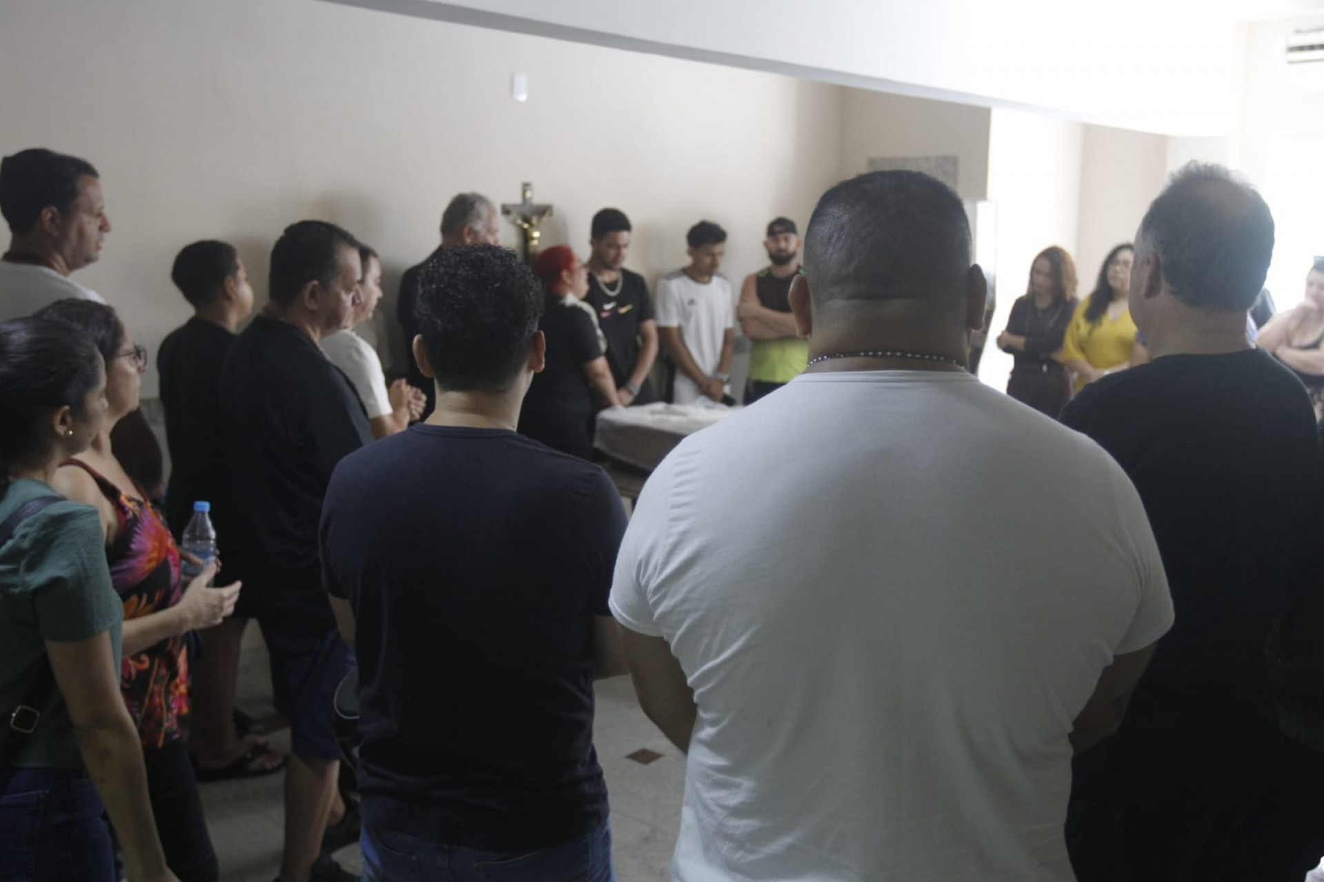 Viúva de Leandro Silva, morador do Morro dos Prazeres, ficou muito emocionada durante o velório - Reginaldo Pimenta/Agência O DIA