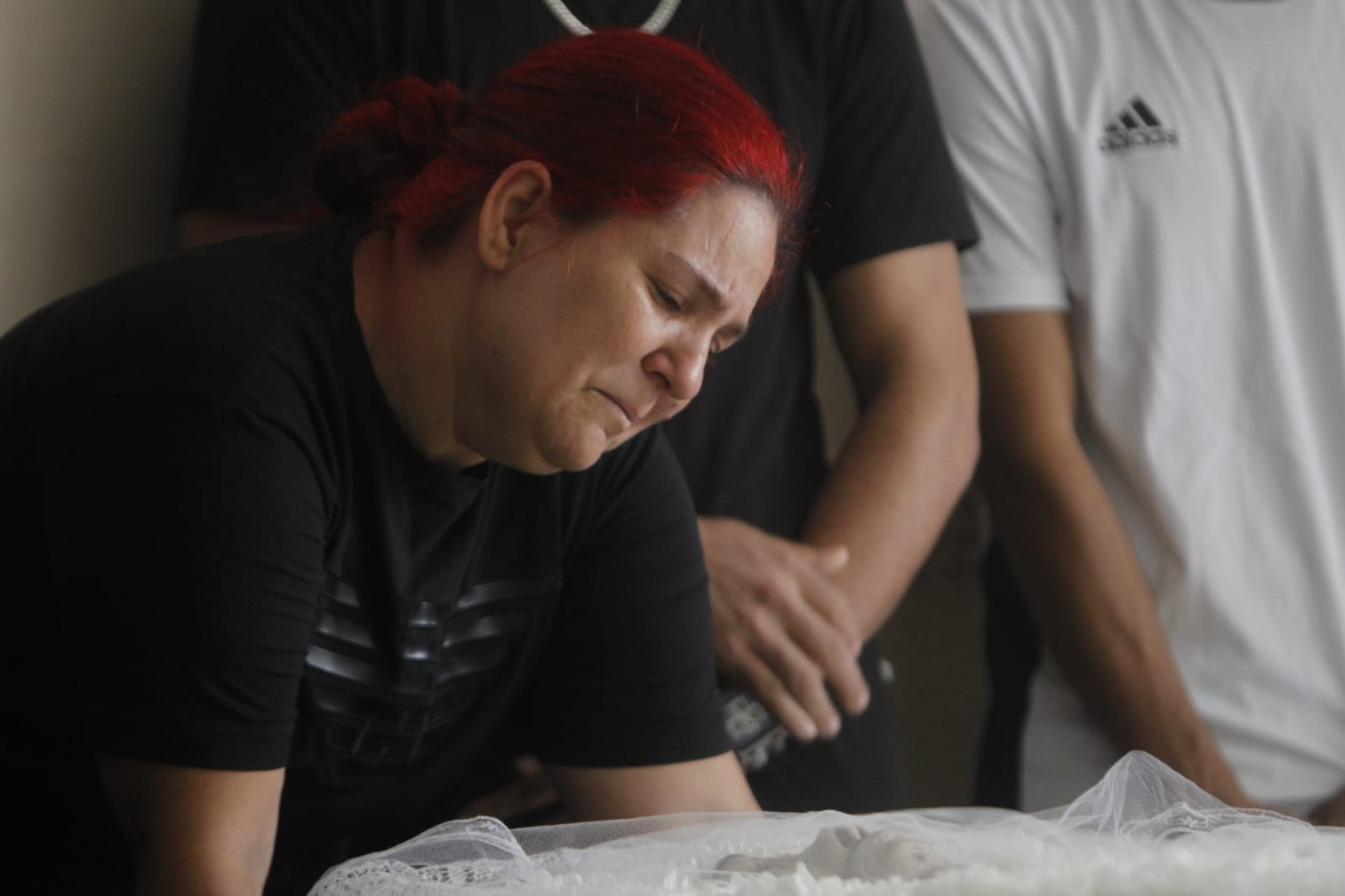 Viúva de Leandro Silva, morador do Morro dos Prazeres, ficou muito emocionada durante o velório - Reginaldo Pimenta/Agência O DIA