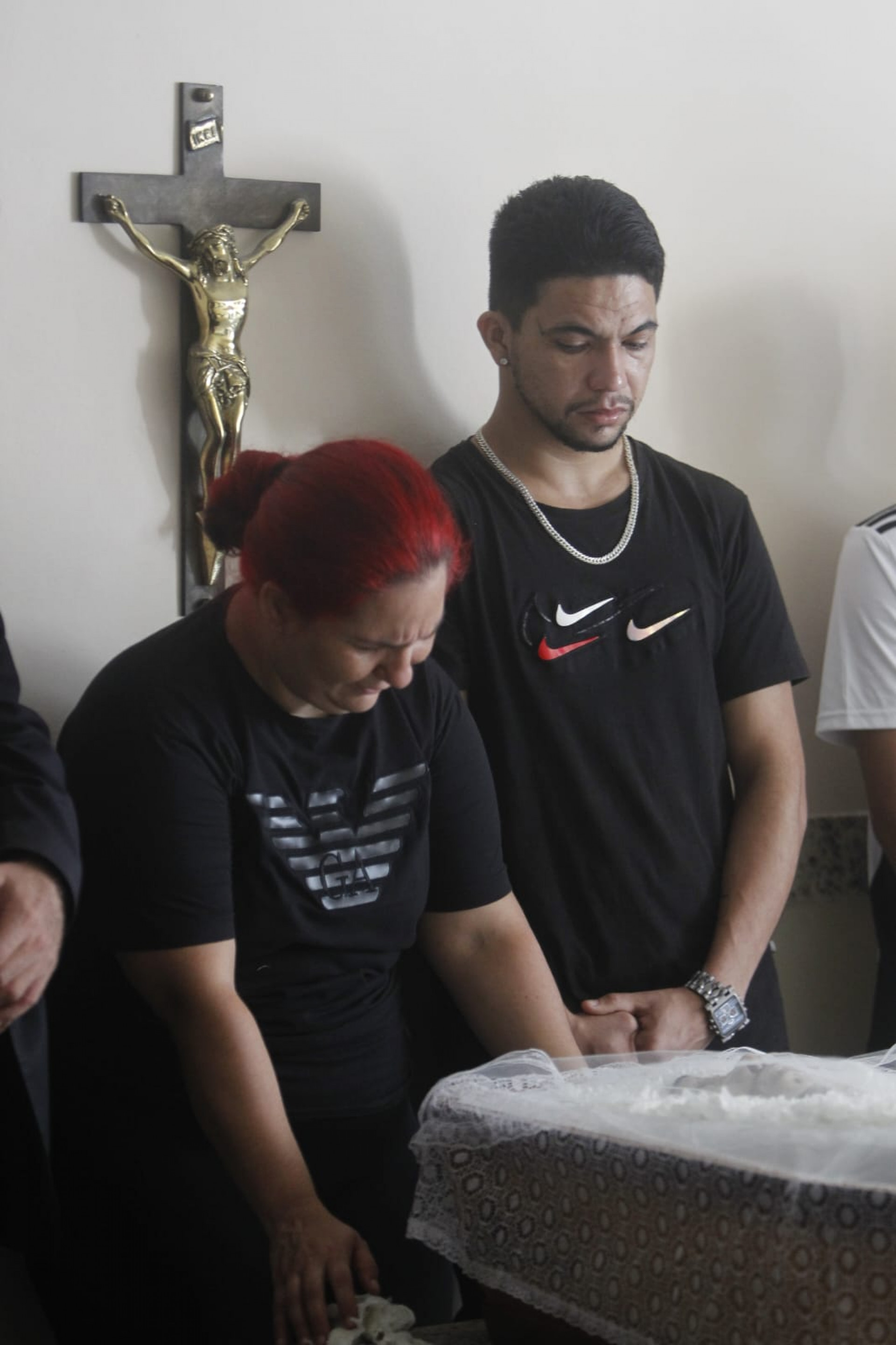 Viúva de Leandro Silva, morador do Morro dos Prazeres, ficou muito emocionada durante o velório - Reginaldo Pimenta/Agência O DIA