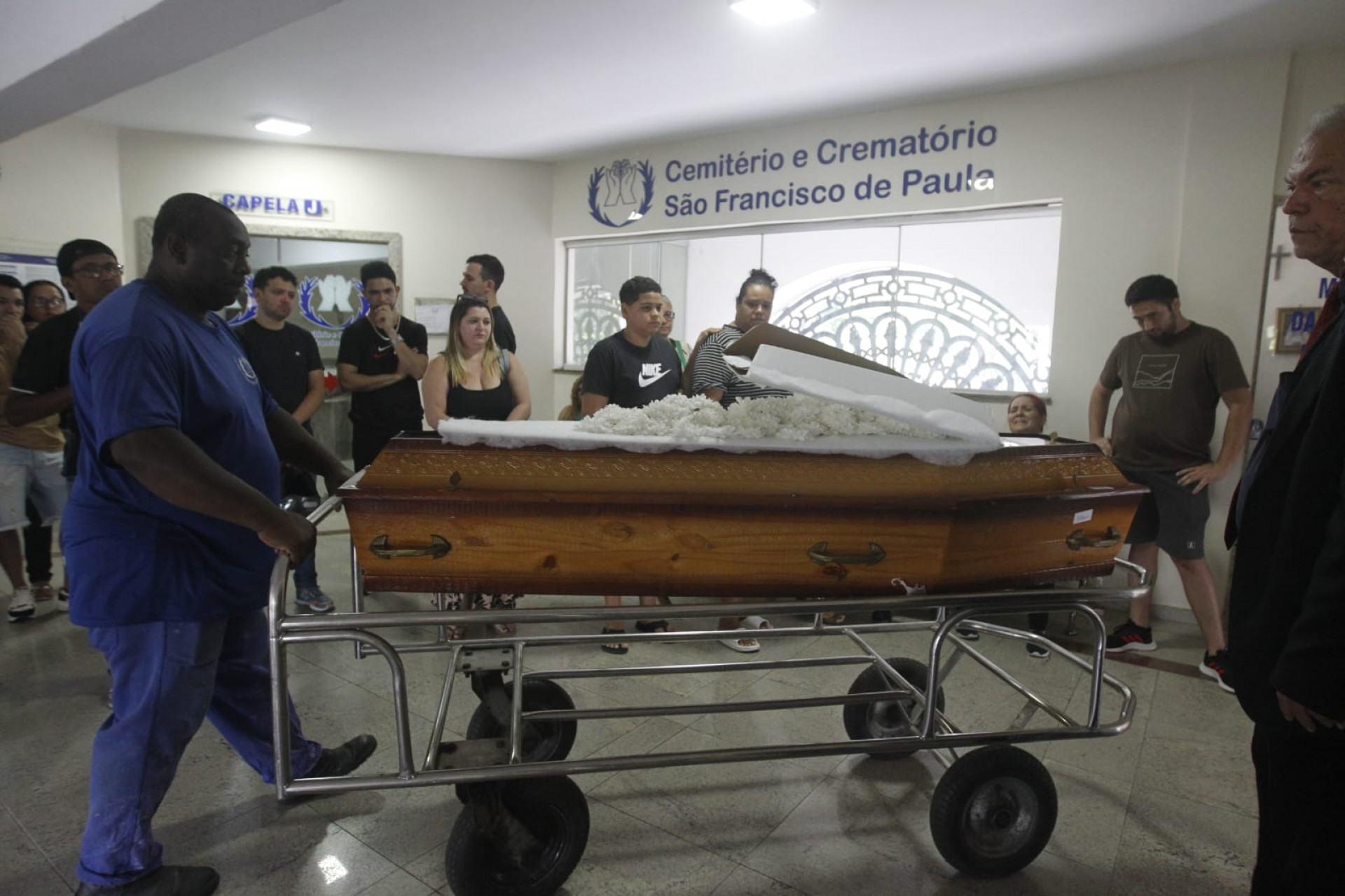 Roberta, mulher da vítima, estava muito emocionada durante velório - Reginaldo Pimenta/Agência O DIA