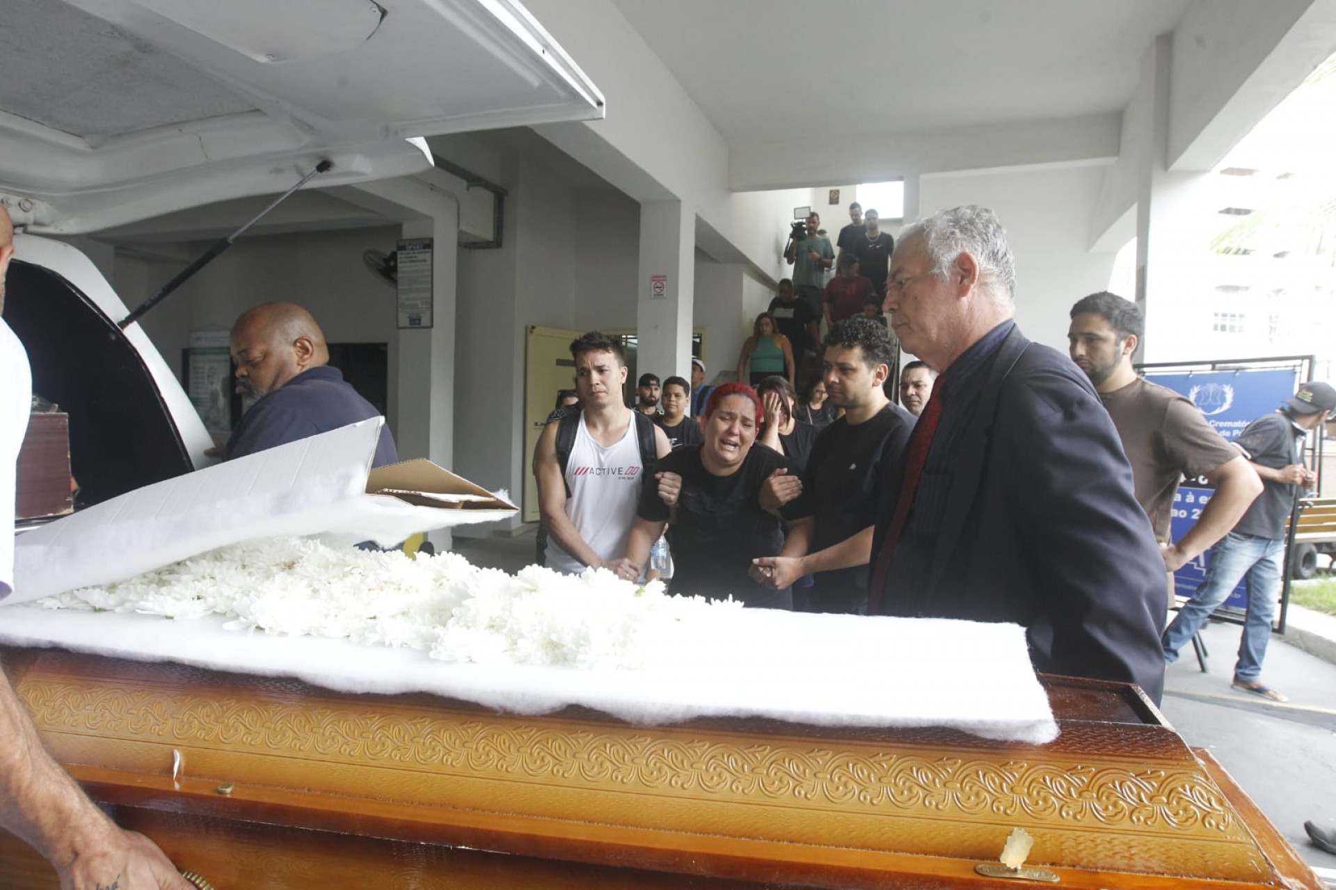 Roberta, mulher da vítima, estava muito emocionada durante velório - Reginaldo Pimenta/Agência O DIA