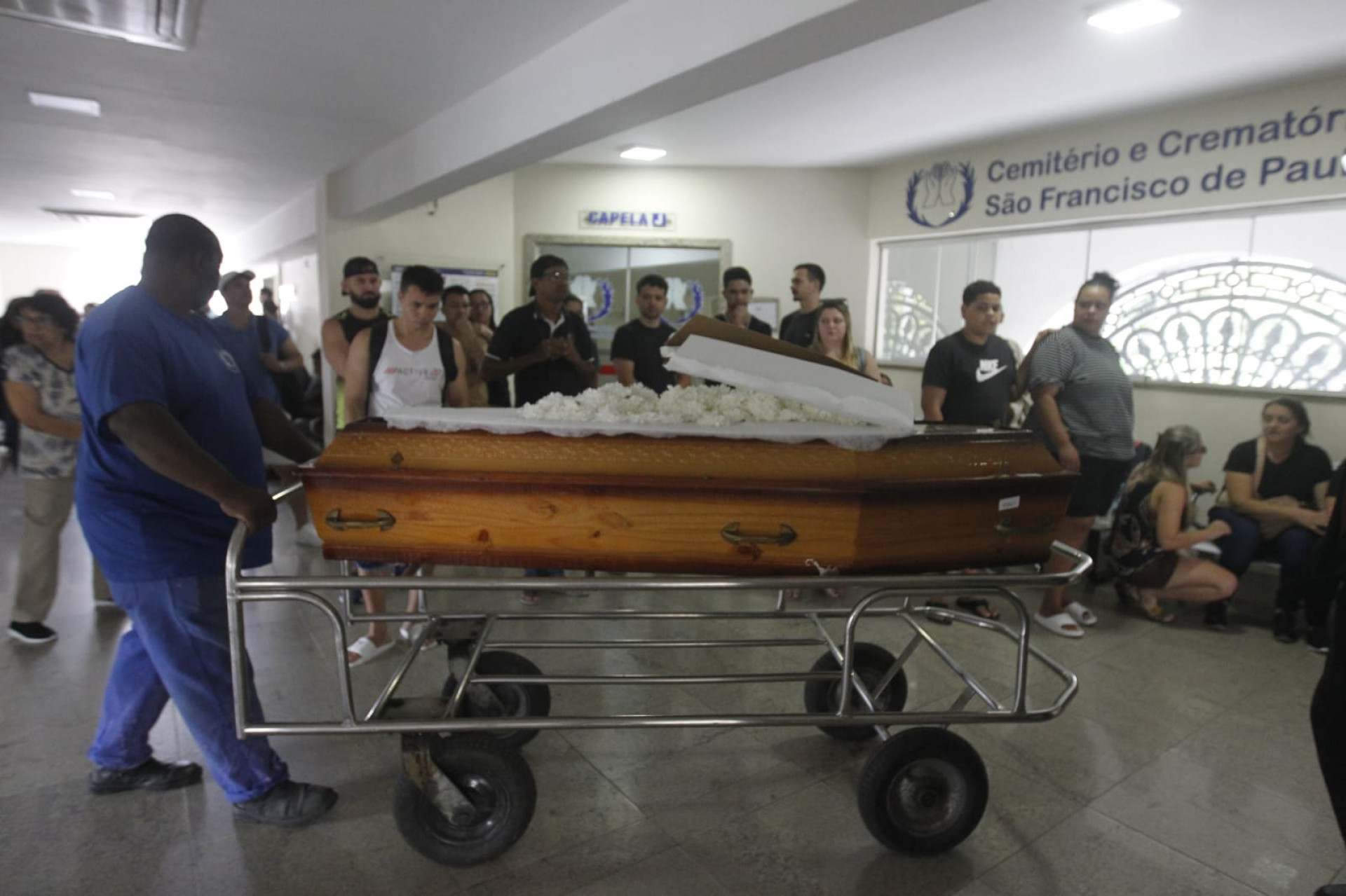 Corpo de Leandro sendo levado para o aeroporto para ir ao Piauí, onde será sepultado - Reginaldo Pimenta/Agência O DIA