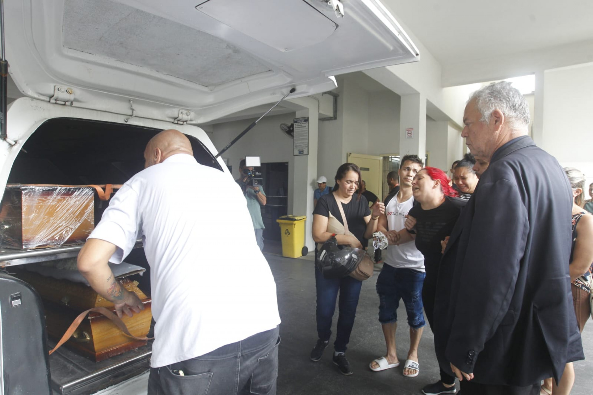 Corpo de Leandro sendo levado para o aeroporto para ir ao Piauí, onde será sepultado - Reginaldo Pimenta/Agência O DIA