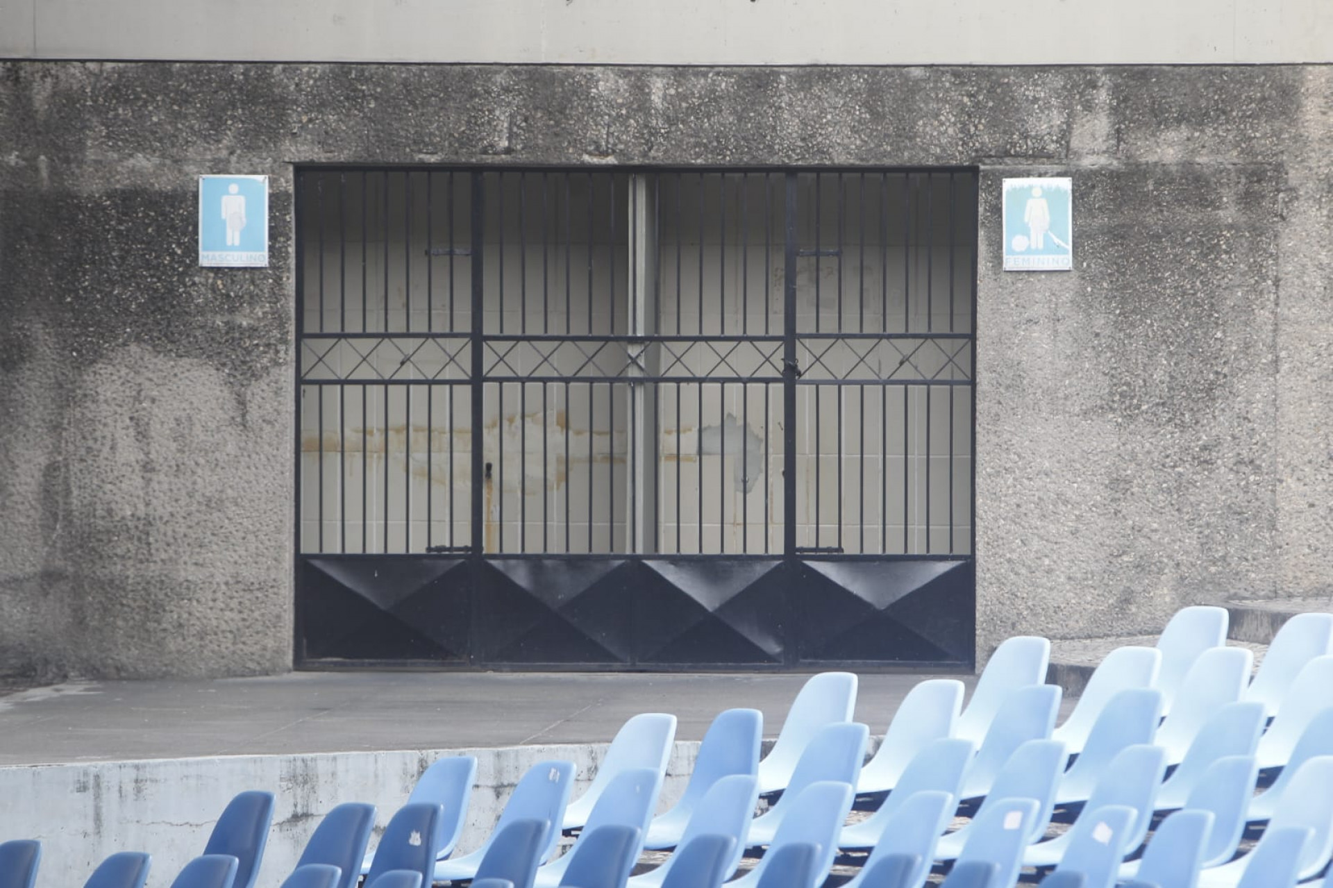 Criminoso armado invadiu o banheiro próximo à Concha Acústica da Uerj - Reginaldo Pimenta / Agência O Dia