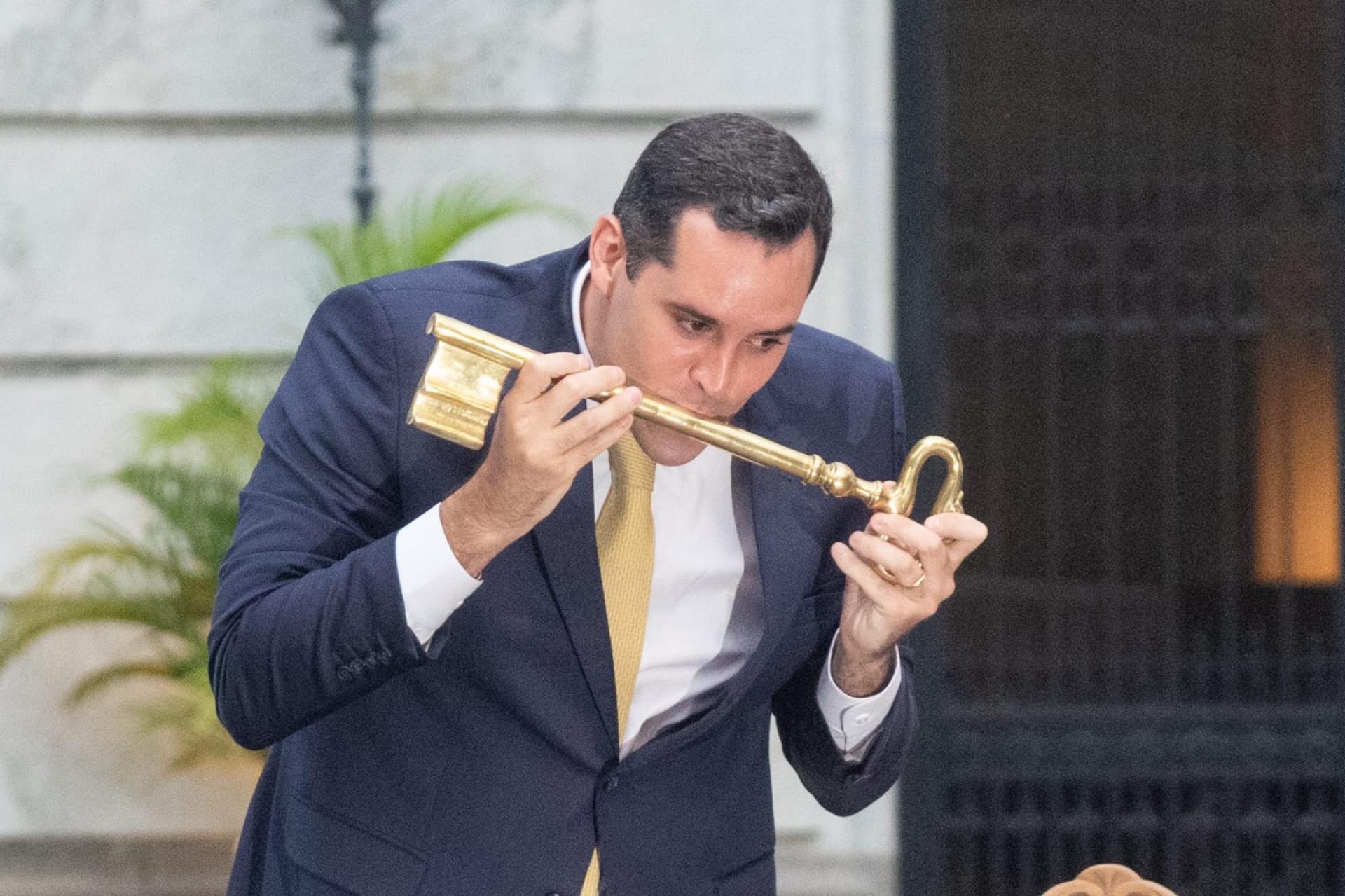 Eduardo Cavaliere assume a Prefeitura do Rio e beija a chave da cidade como compromisso de zelar pela capital e cuidar dos caroicas - Érica Martin / Agência O Dia