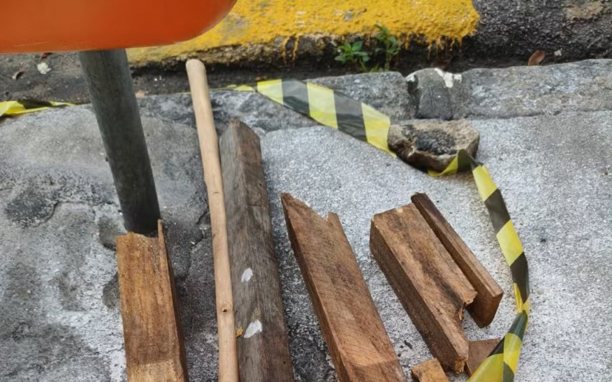 Peda&ccedil;os de madeira com pregos teriam sido usados pelo grupo 