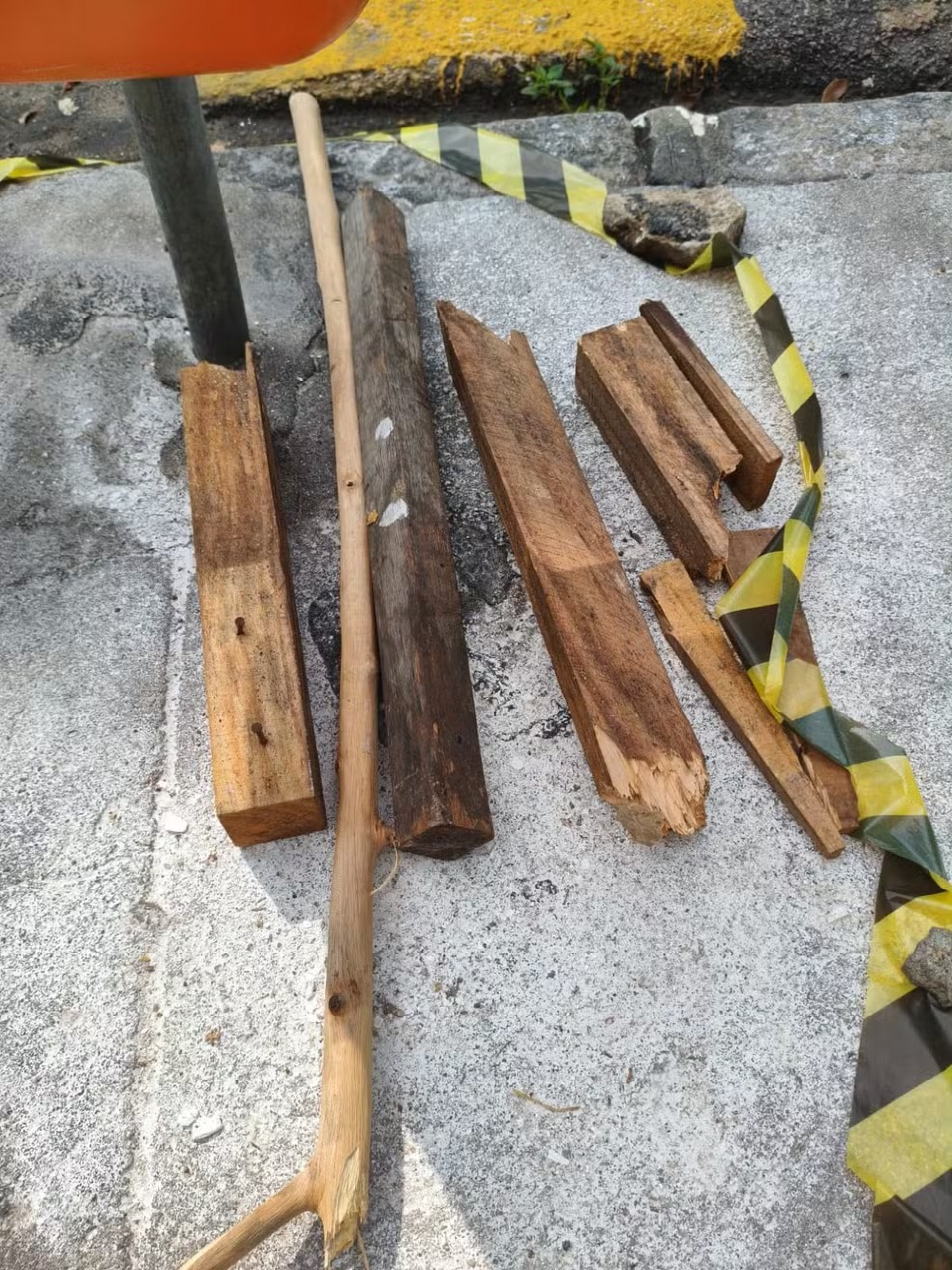 Pedaços de madeira com pregos teriam sido usados pelo grupo  - Divulgação