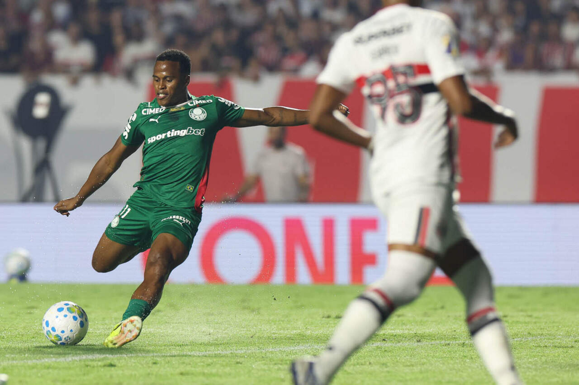 Palmeiras vence o S&atilde;o Paulo, no Morumbis, e &eacute; o novo l&iacute;der do Brasileiro