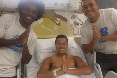 Ex-lateral do Fluminense passa por cirurgia após fratura no tornozelo