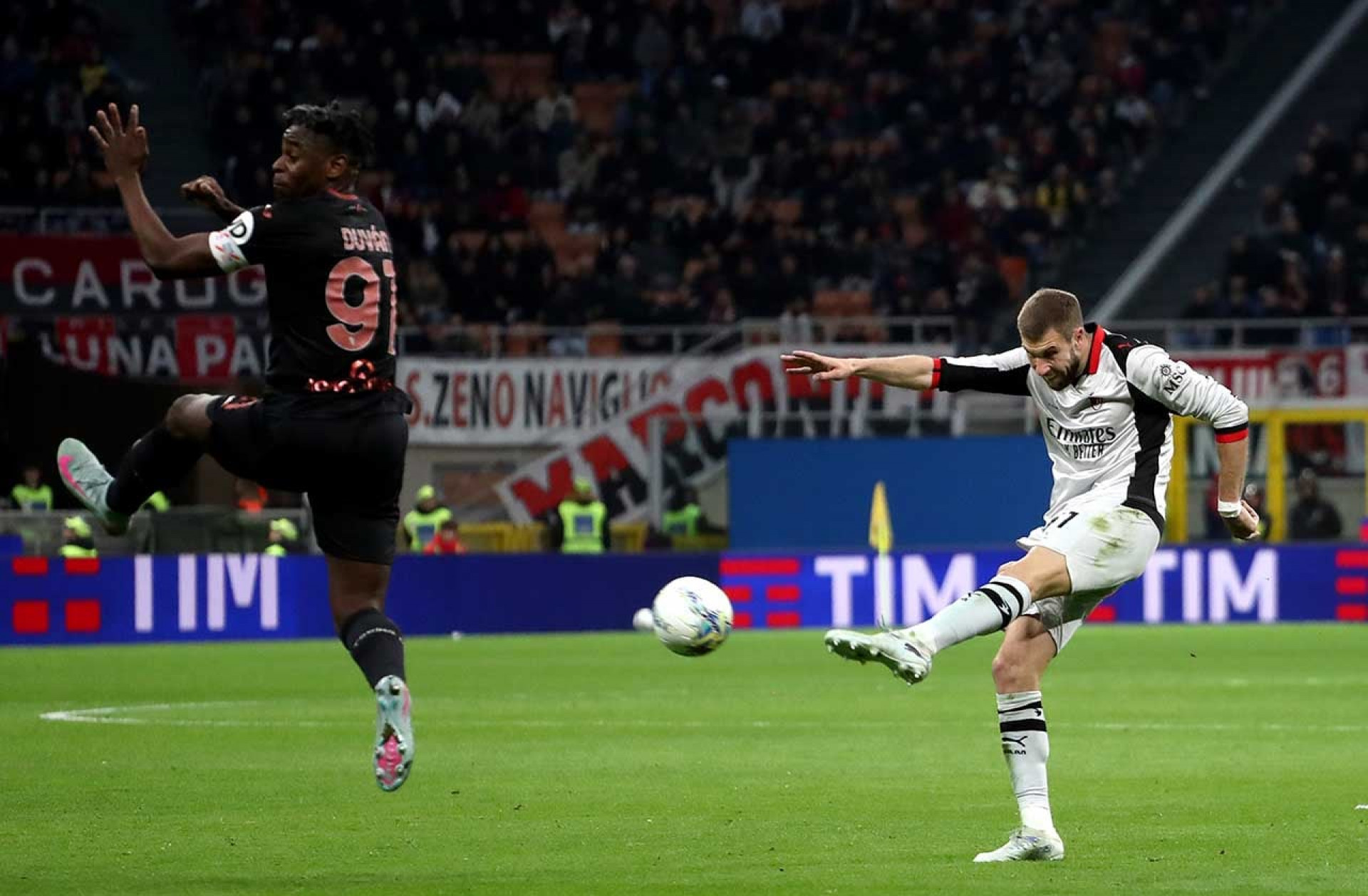 Milan bate o Torino e segue na ca&ccedil;a &agrave; Inter no Italiano