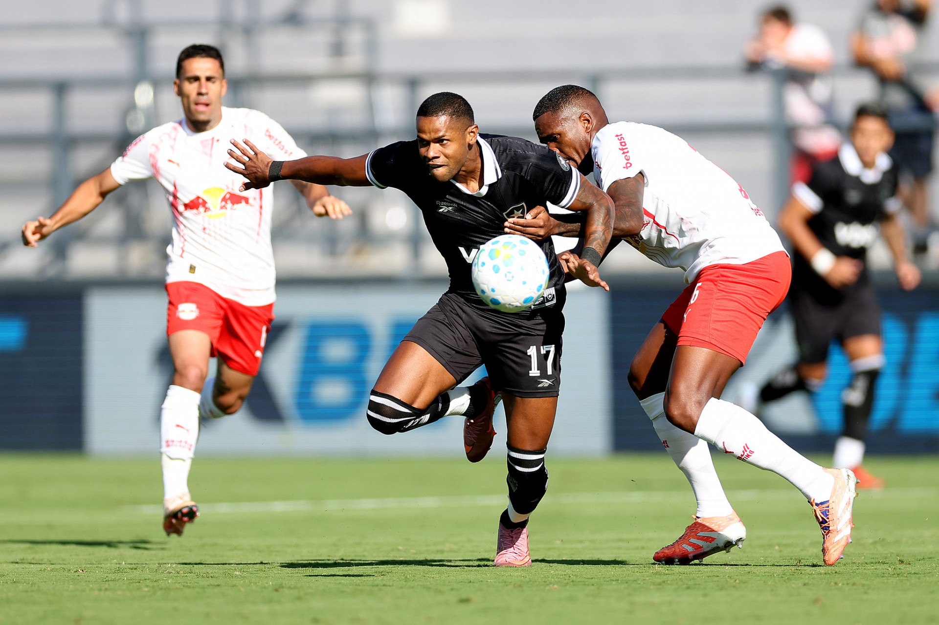 Junior Santos em ação em Bragantino x Botafogo - Vitor Silva / Botafogo