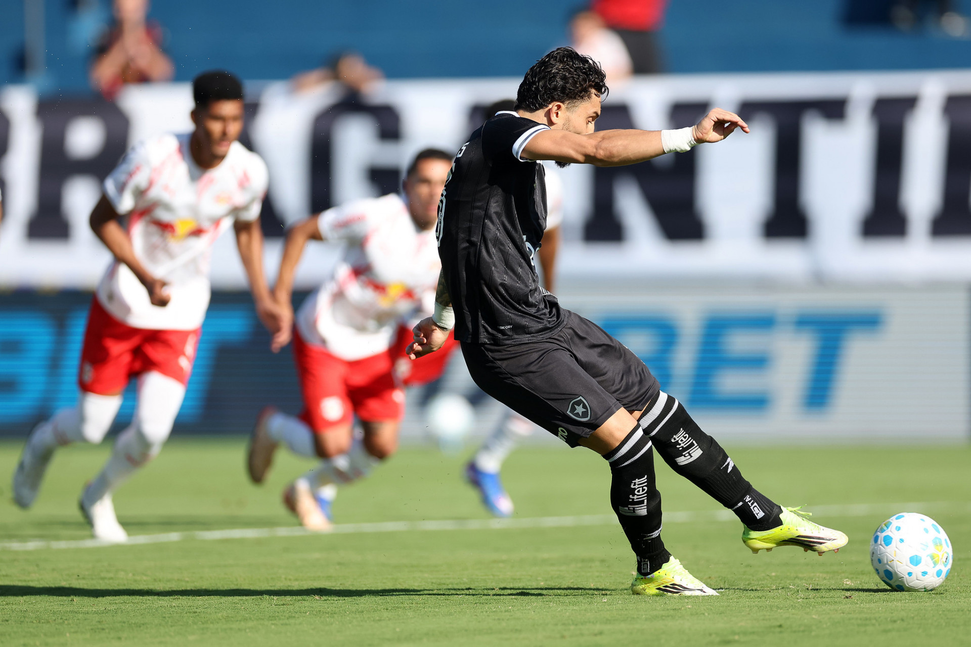 Alex Telles cobra pênalti para abrir o placar em Bragantino x Botafogo - Vitor Silva / Botafogo