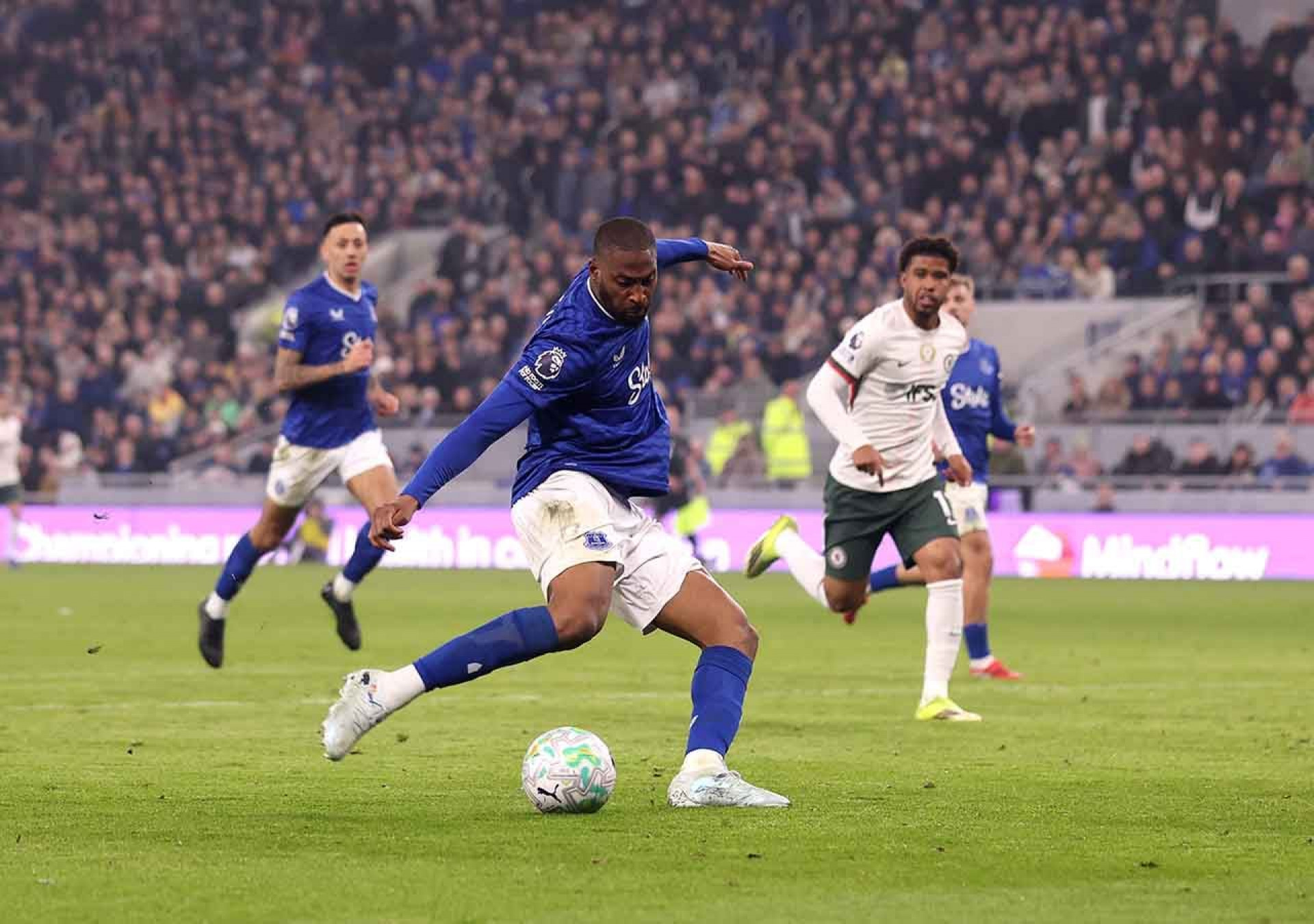 Everton vence o Chelsea e encosta no G5 da Premier League