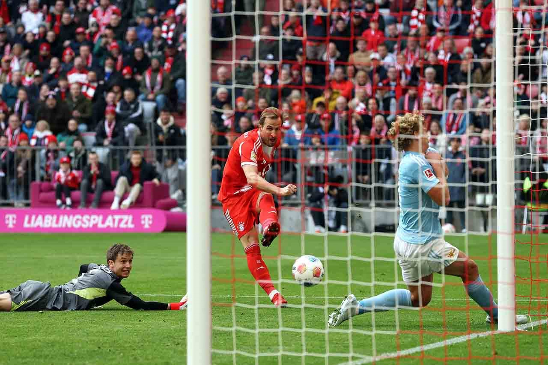 Com dois de Gnabry, Bayern goleia Union Berlin e segue isolado na lideran&ccedil;a da Bundesliga