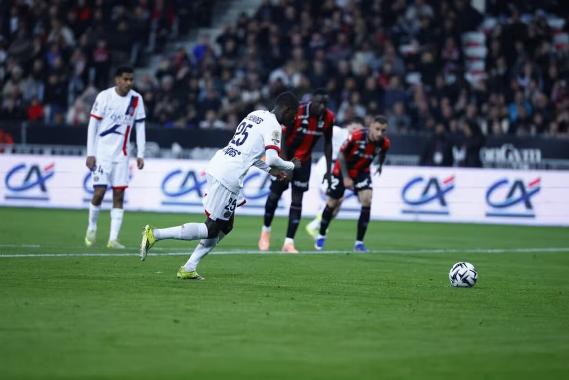 PSG goleia o Nice e reassume a lideran&ccedil;a francesa