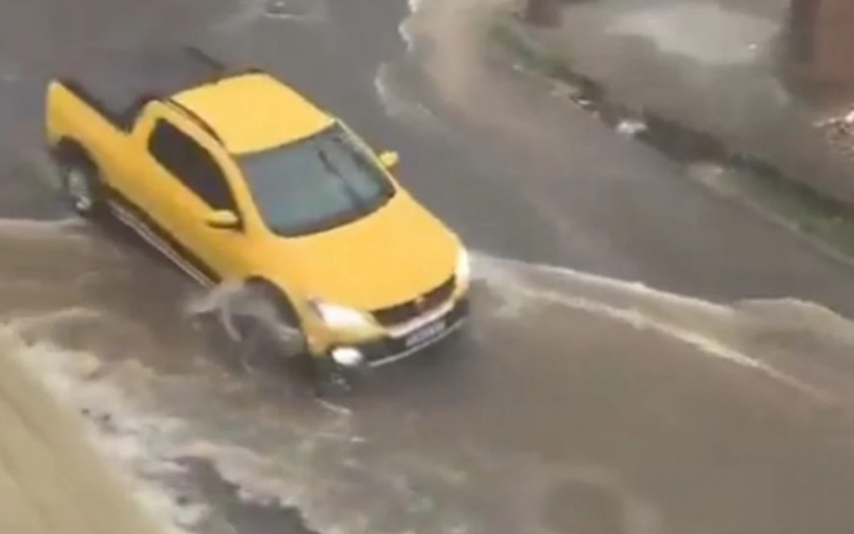 Segundo o Corpo de Bombeiros, o chamado ocorreu por volta das 17h30
