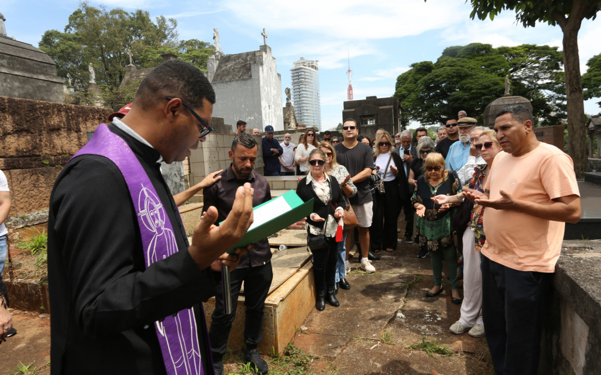 Corpo de Juca de Oliveir&aacute; &eacute; enterrado em S&atilde;o Paulo